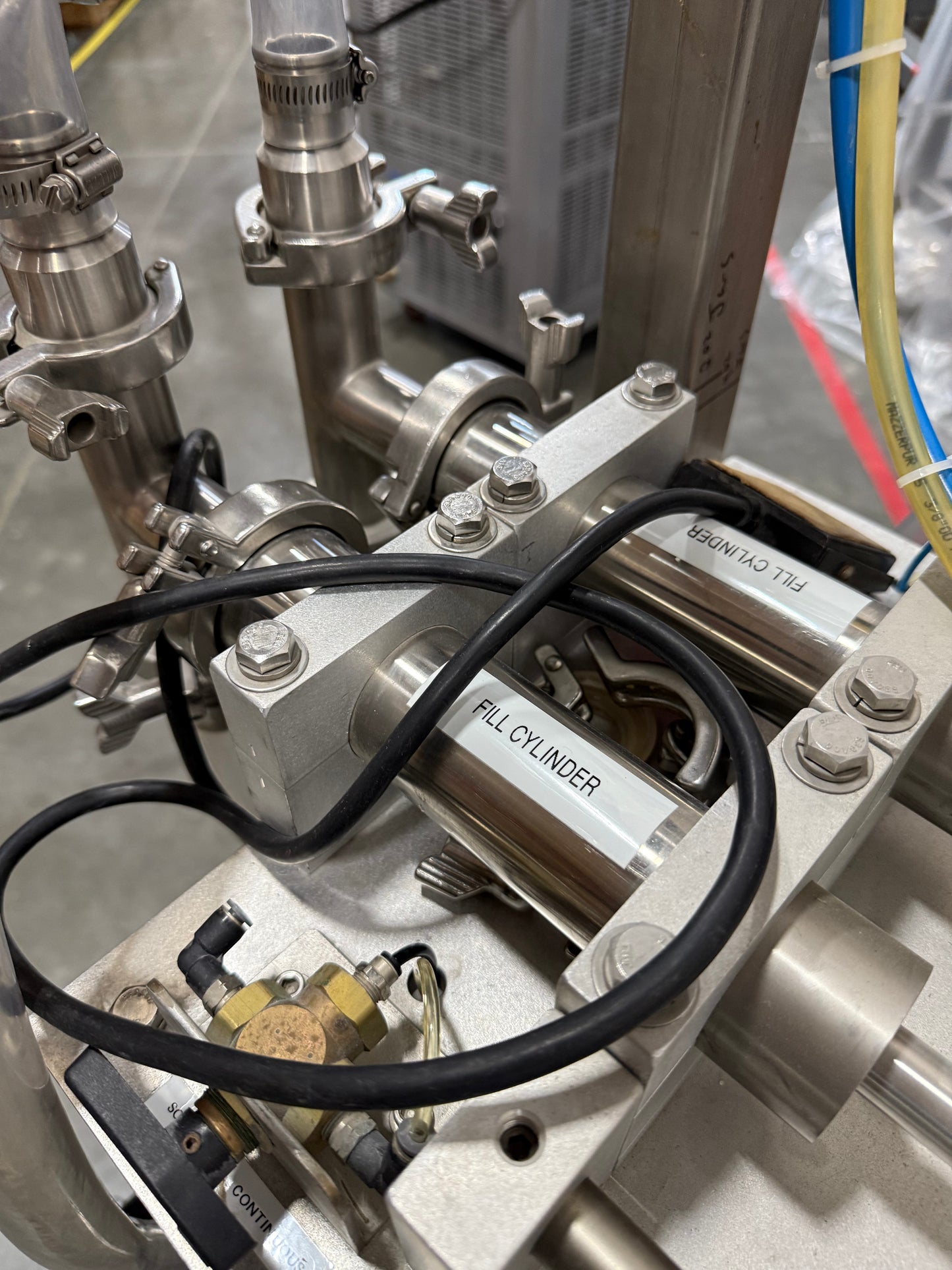 Geyer - Flo Master 4,000 - Dual Nozzle, Piston Filler with Diving Nozzles and Conveyor System.