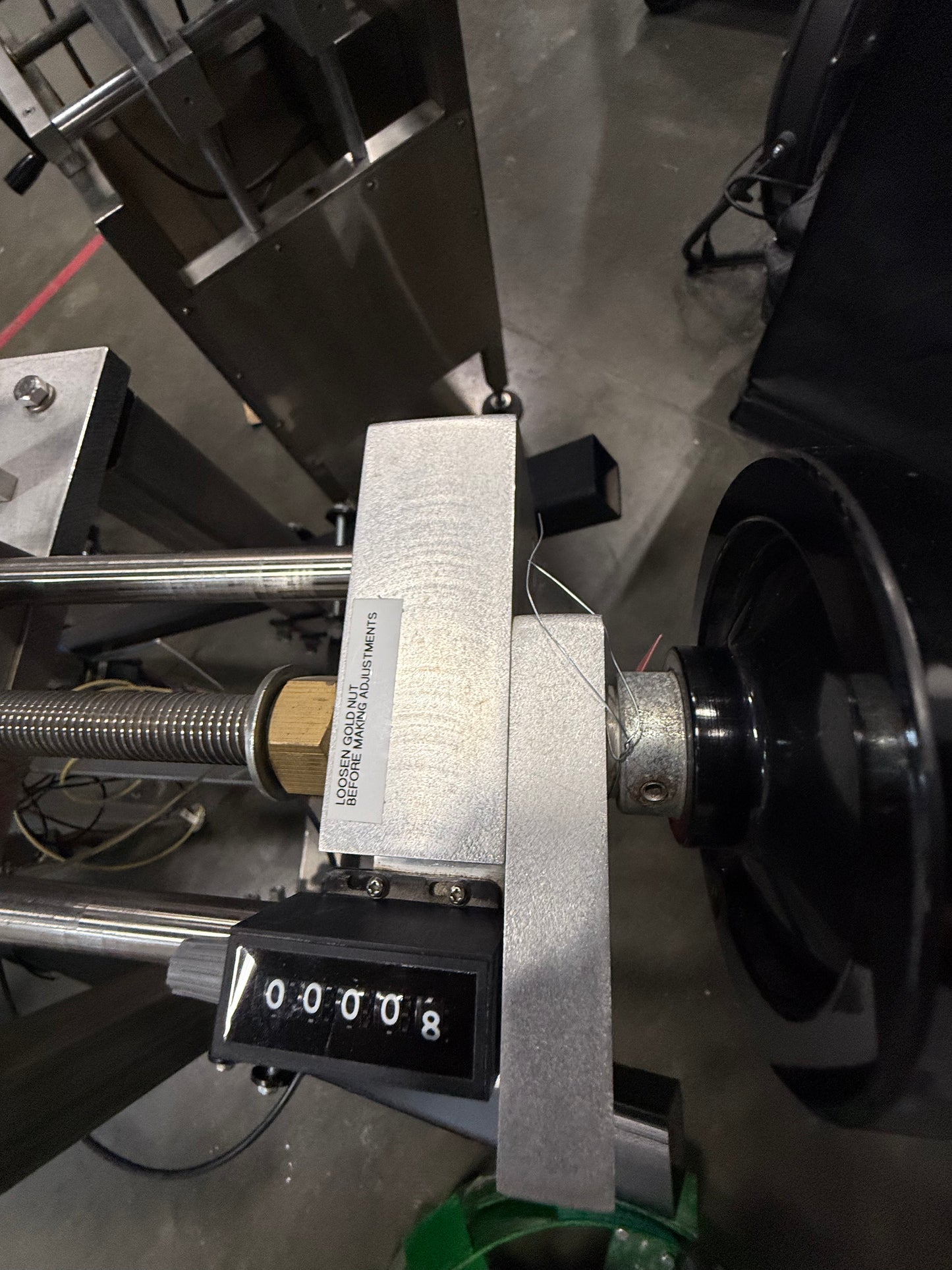 Geyer - Flo Master 4,000 - Dual Nozzle, Piston Filler with Diving Nozzles and Conveyor System.