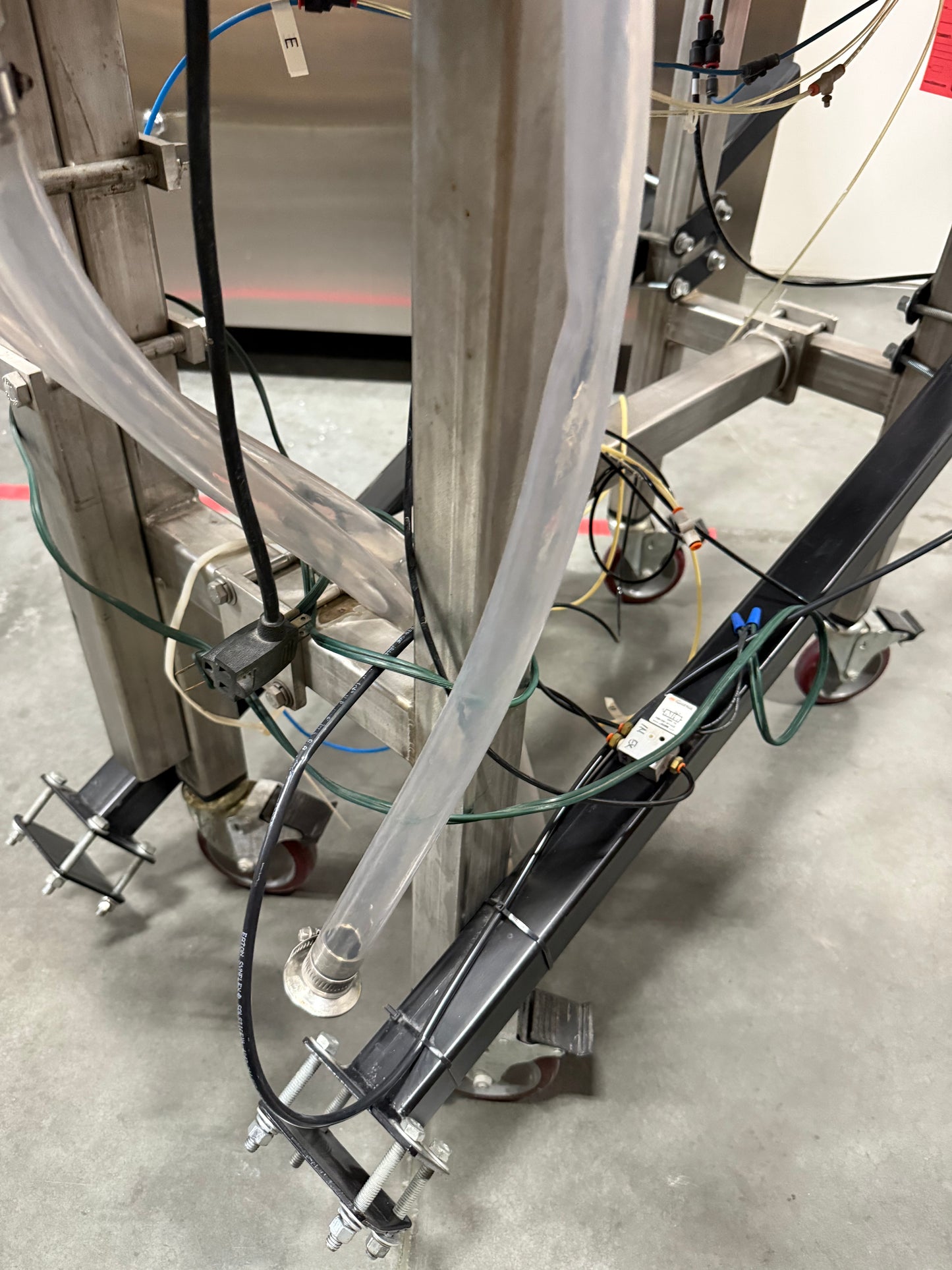 Geyer - Flo Master 4,000 - Dual Nozzle, Piston Filler with Diving Nozzles and Conveyor System.