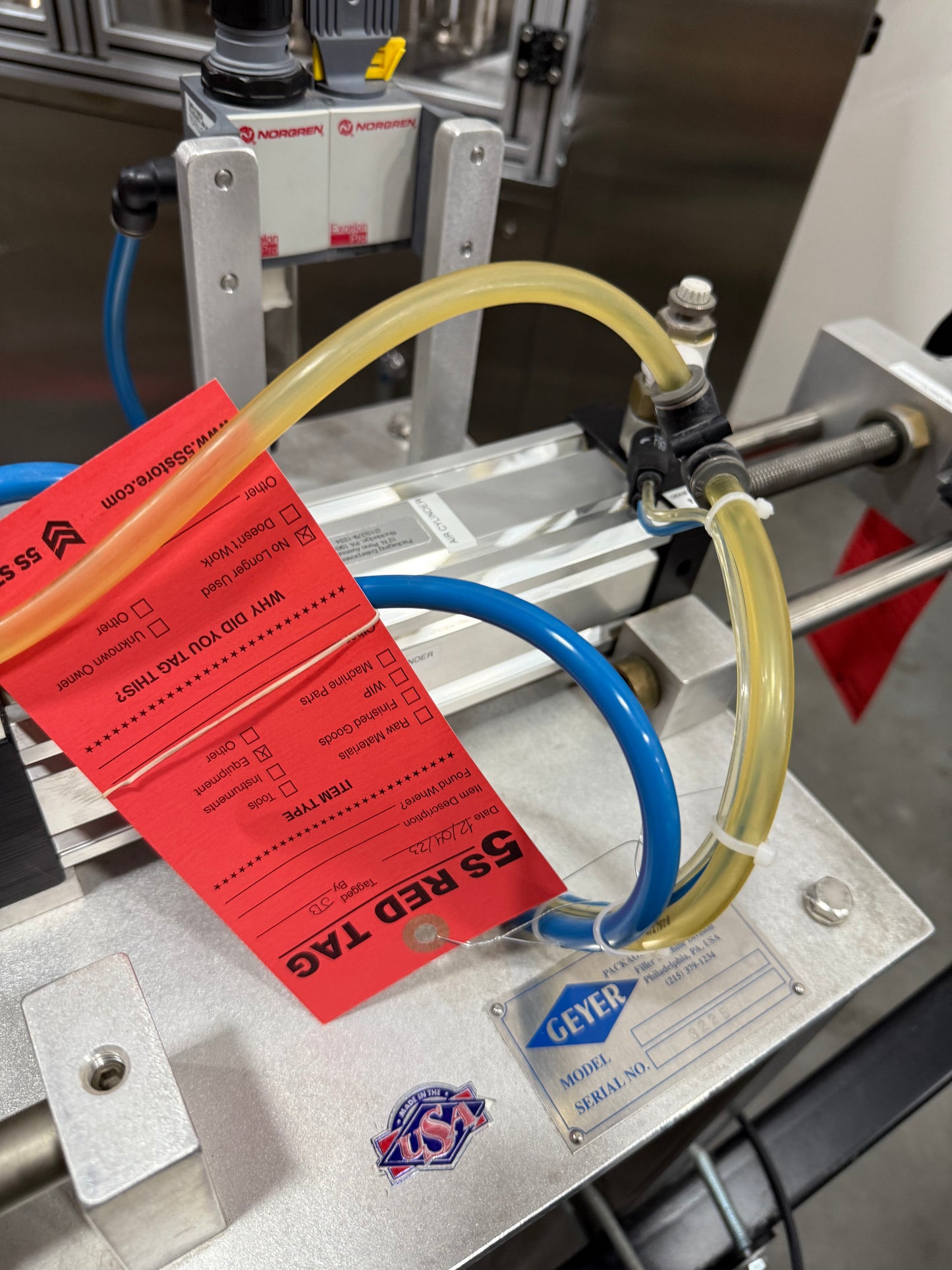 Geyer - Flo Master 4,000 - Dual Nozzle, Piston Filler with Diving Nozzles and Conveyor System.