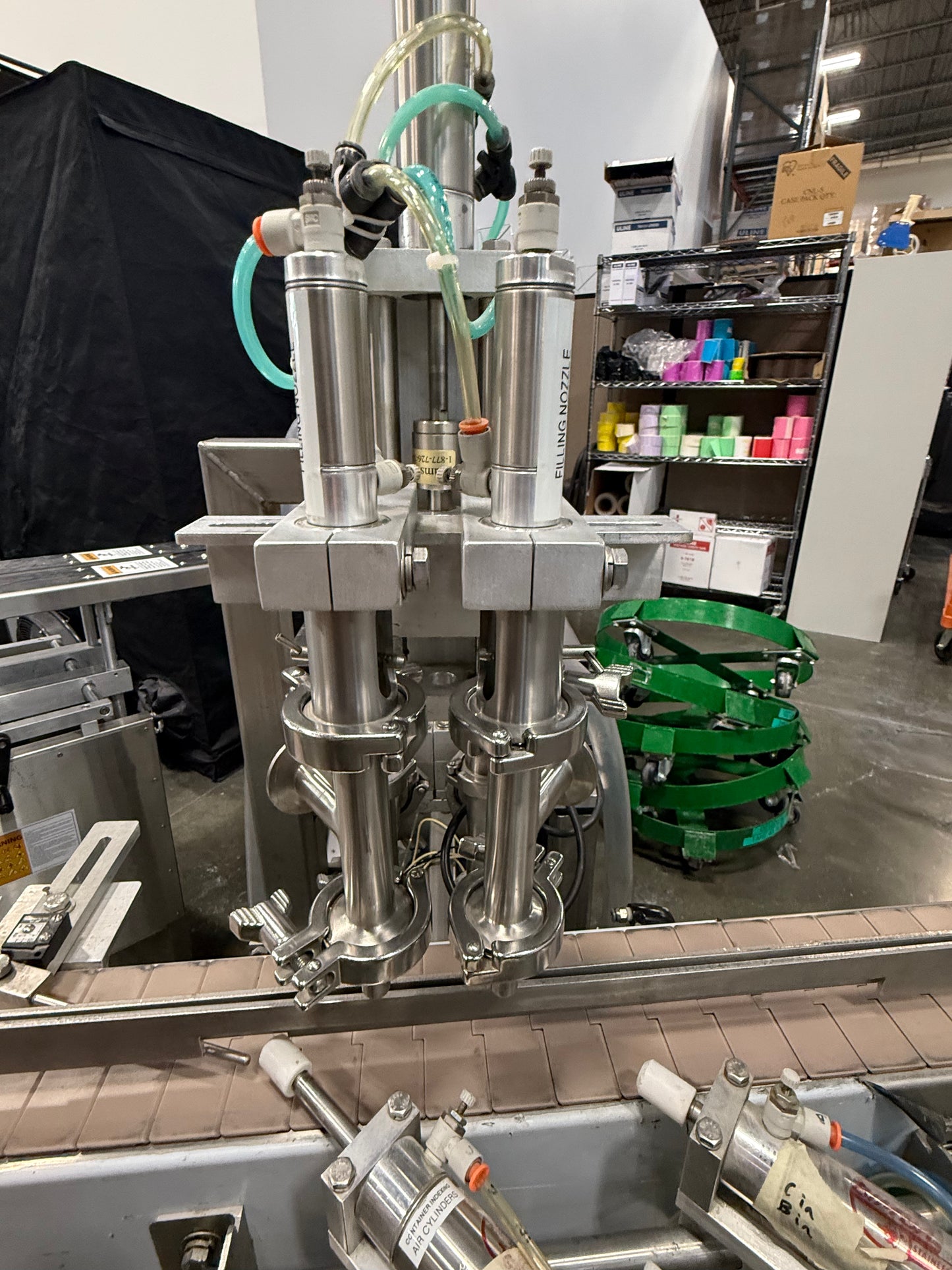 Geyer - Flo Master 4,000 - Dual Nozzle, Piston Filler with Diving Nozzles and Conveyor System.