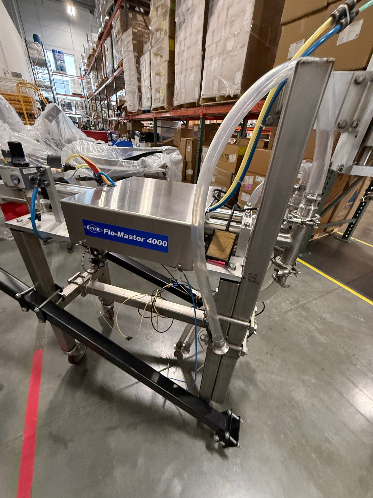 Geyer - Flo Master 4,000 - Dual Nozzle, Piston Filler with Diving Nozzles and Conveyor System.