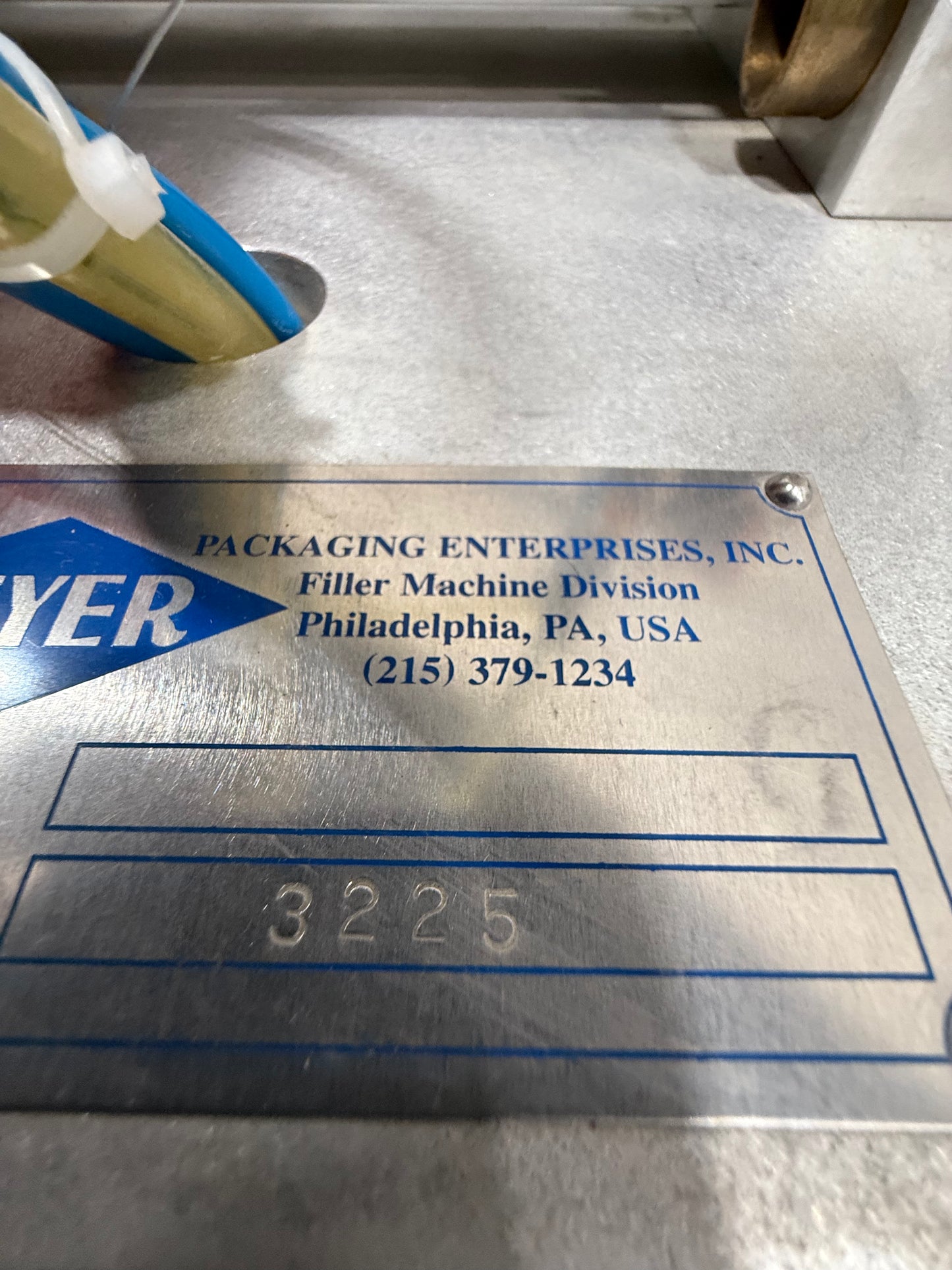 Geyer - Flo Master 4,000 - Dual Nozzle, Piston Filler with Diving Nozzles and Conveyor System.