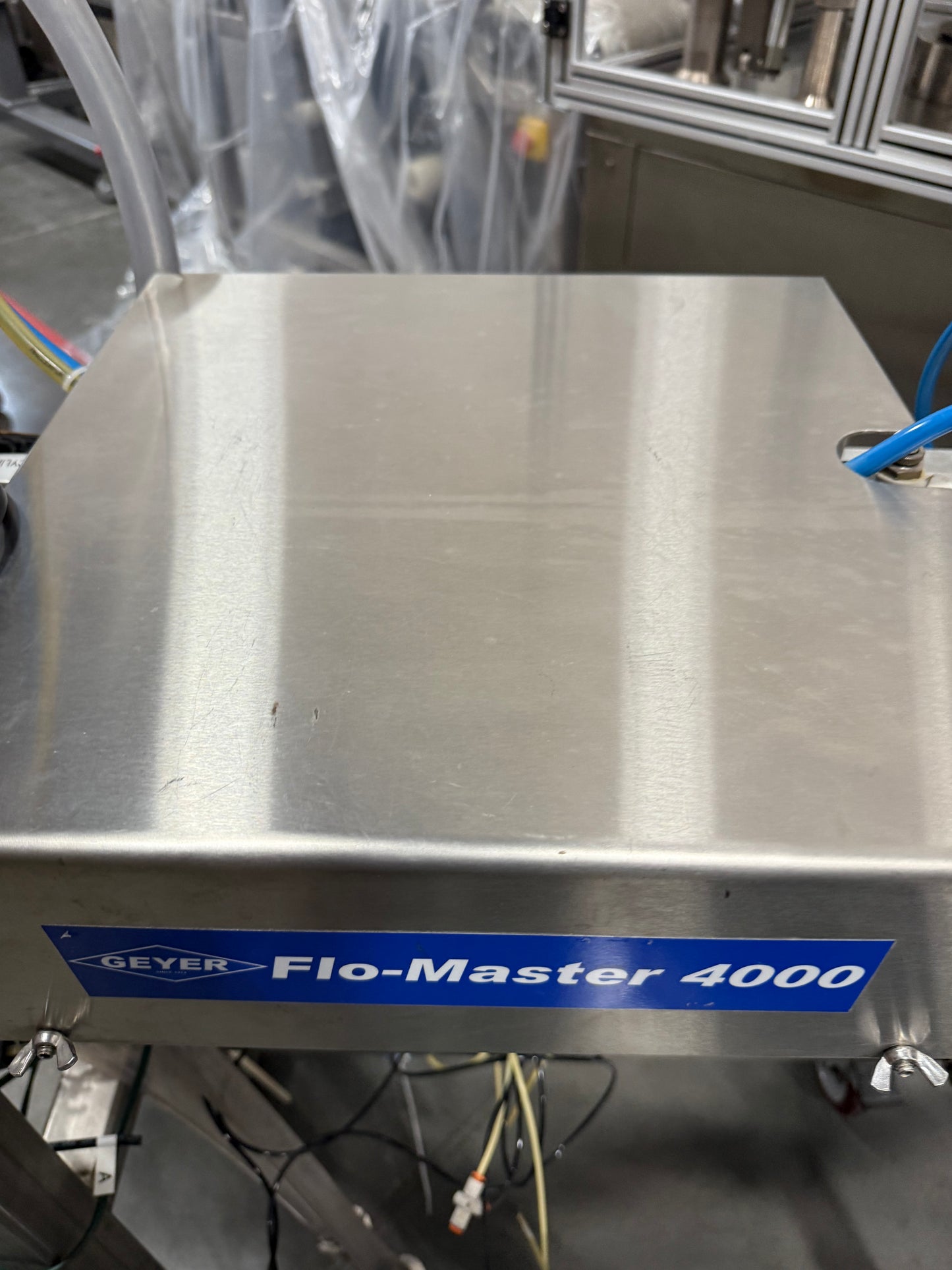 Geyer - Flo Master 4,000 - Dual Nozzle, Piston Filler with Diving Nozzles and Conveyor System.