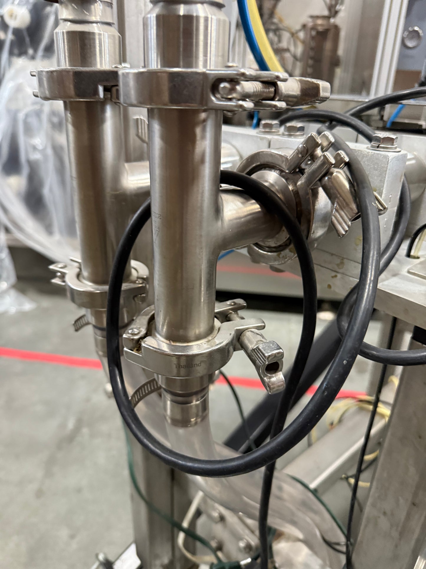 Geyer - Flo Master 4,000 - Dual Nozzle, Piston Filler with Diving Nozzles and Conveyor System.