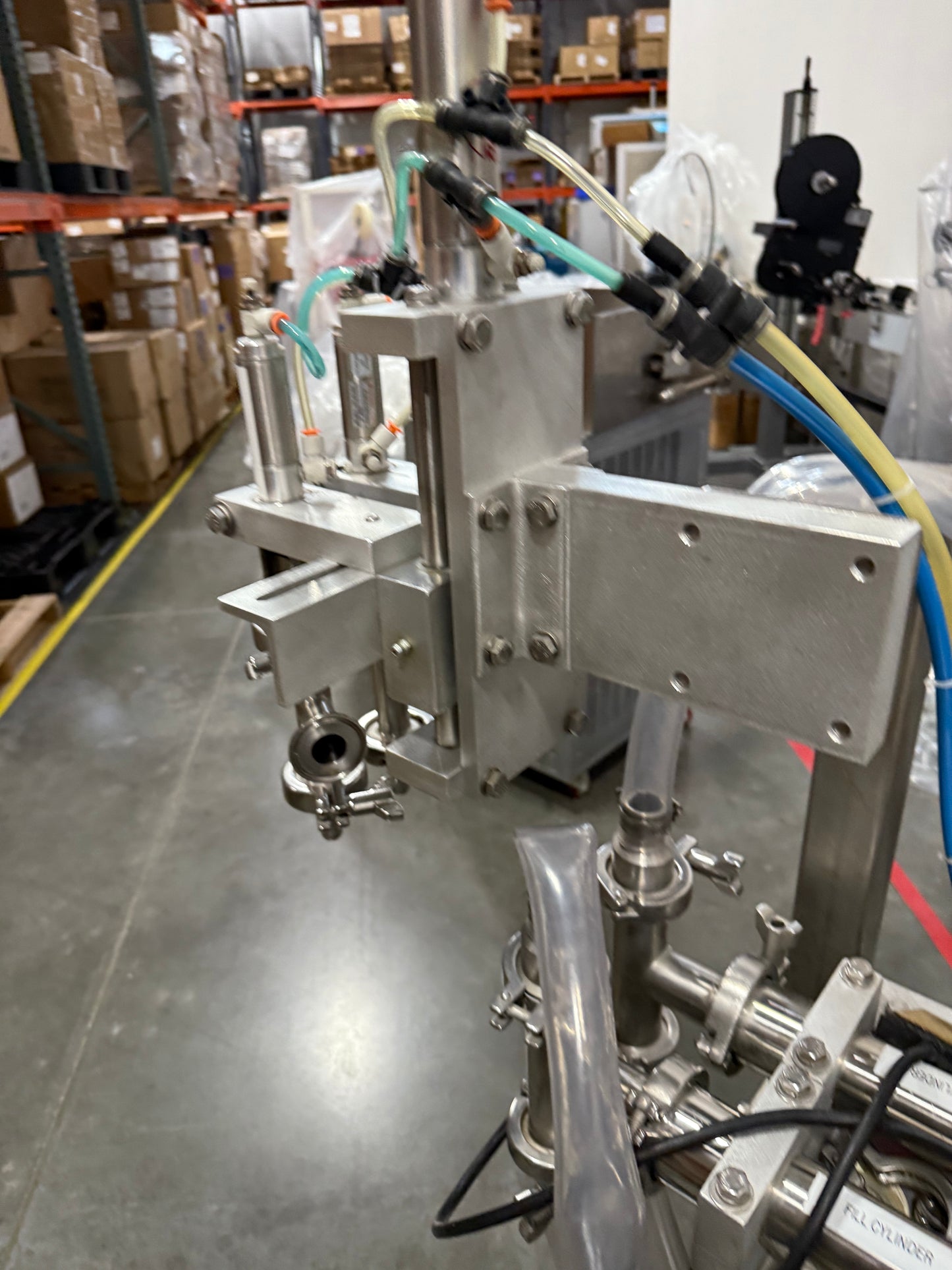 Geyer - Flo Master 4,000 - Dual Nozzle, Piston Filler with Diving Nozzles and Conveyor System.