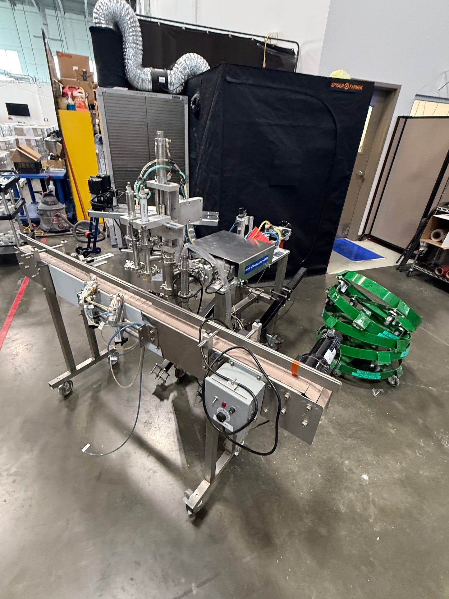 Geyer - Flo Master 4,000 - Dual Nozzle, Piston Filler with Diving Nozzles and Conveyor System.