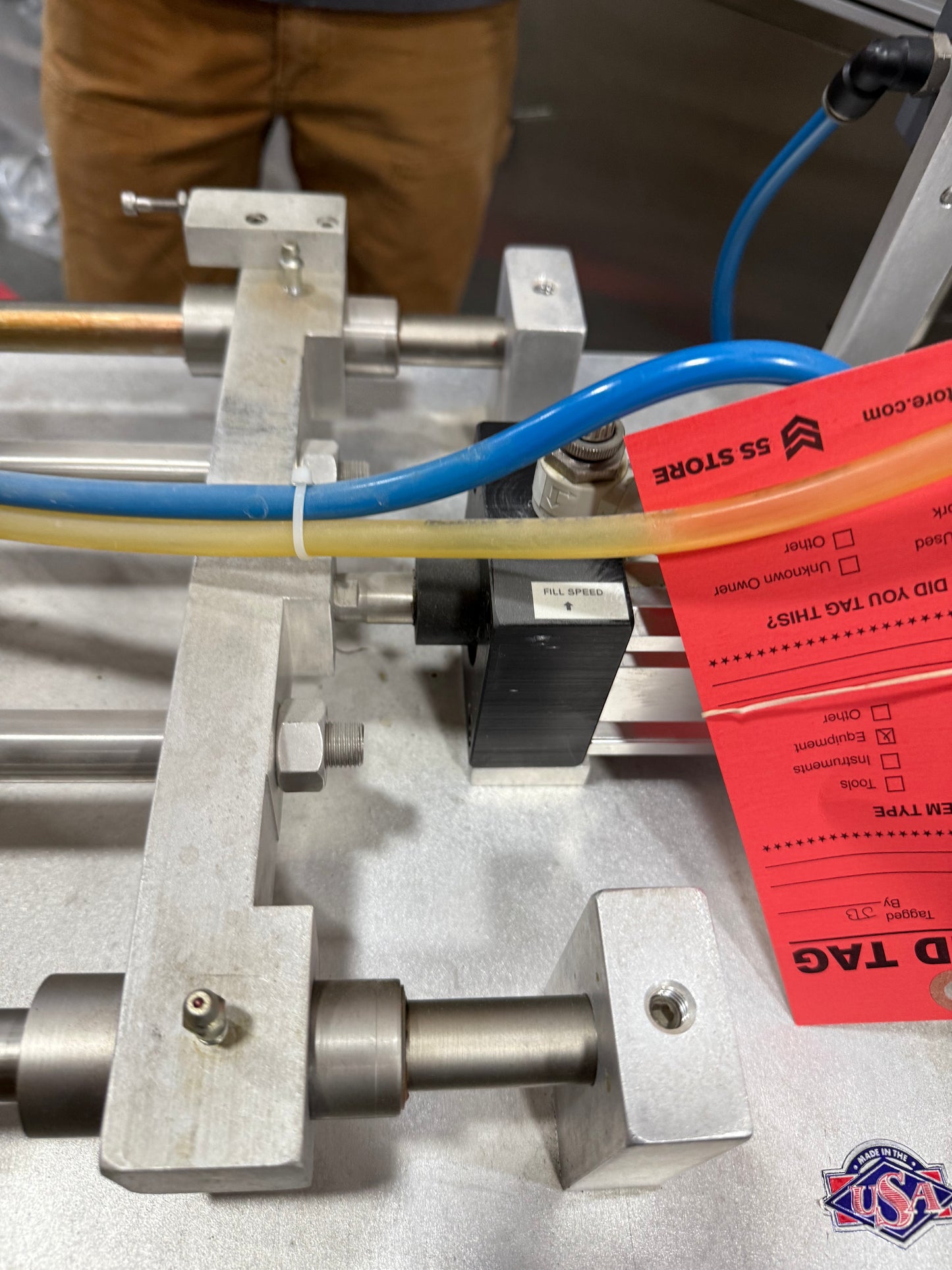 Geyer - Flo Master 4,000 - Dual Nozzle, Piston Filler with Diving Nozzles and Conveyor System.