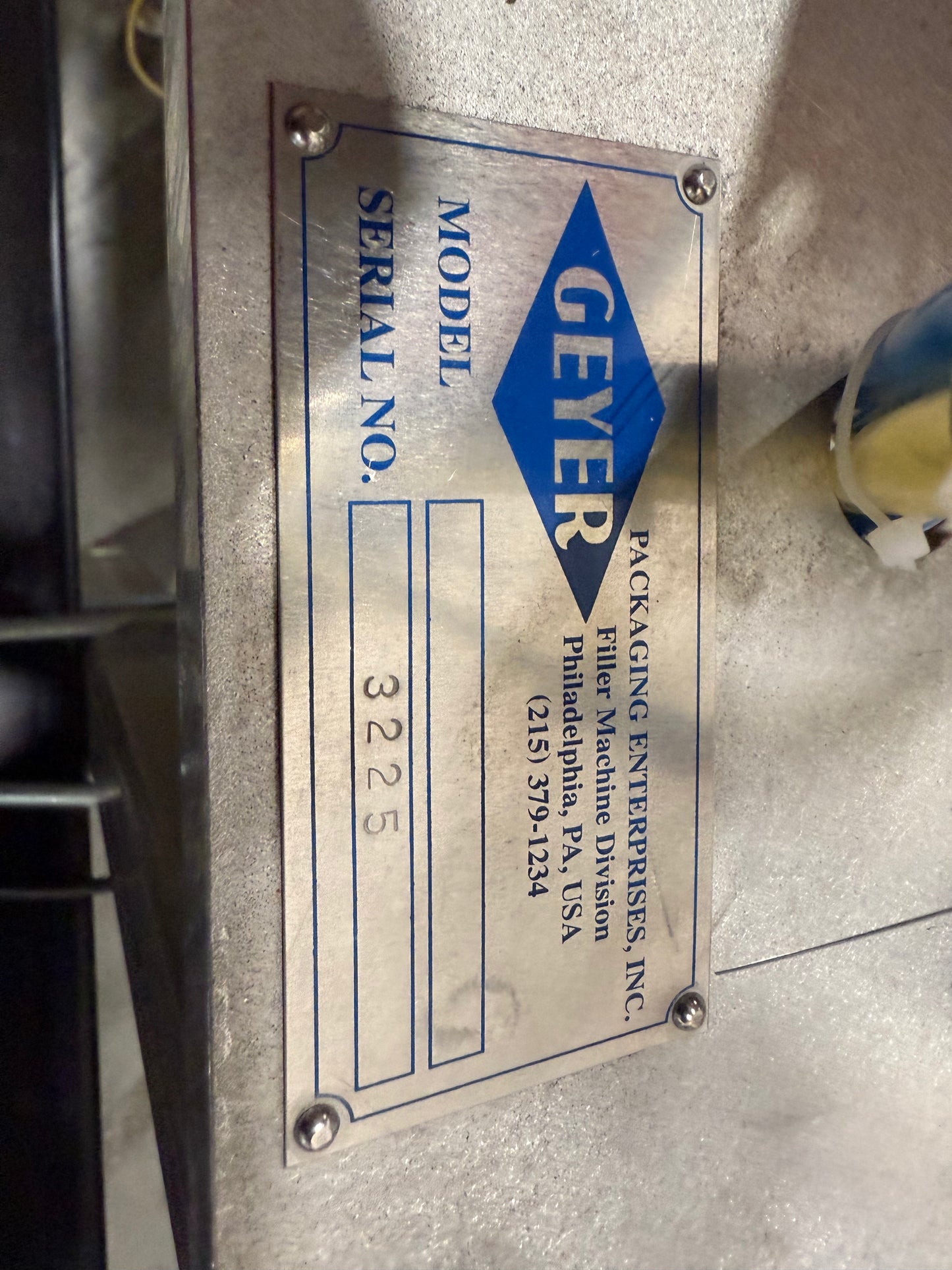 Geyer - Flo Master 4,000 - Dual Nozzle, Piston Filler with Diving Nozzles and Conveyor System.