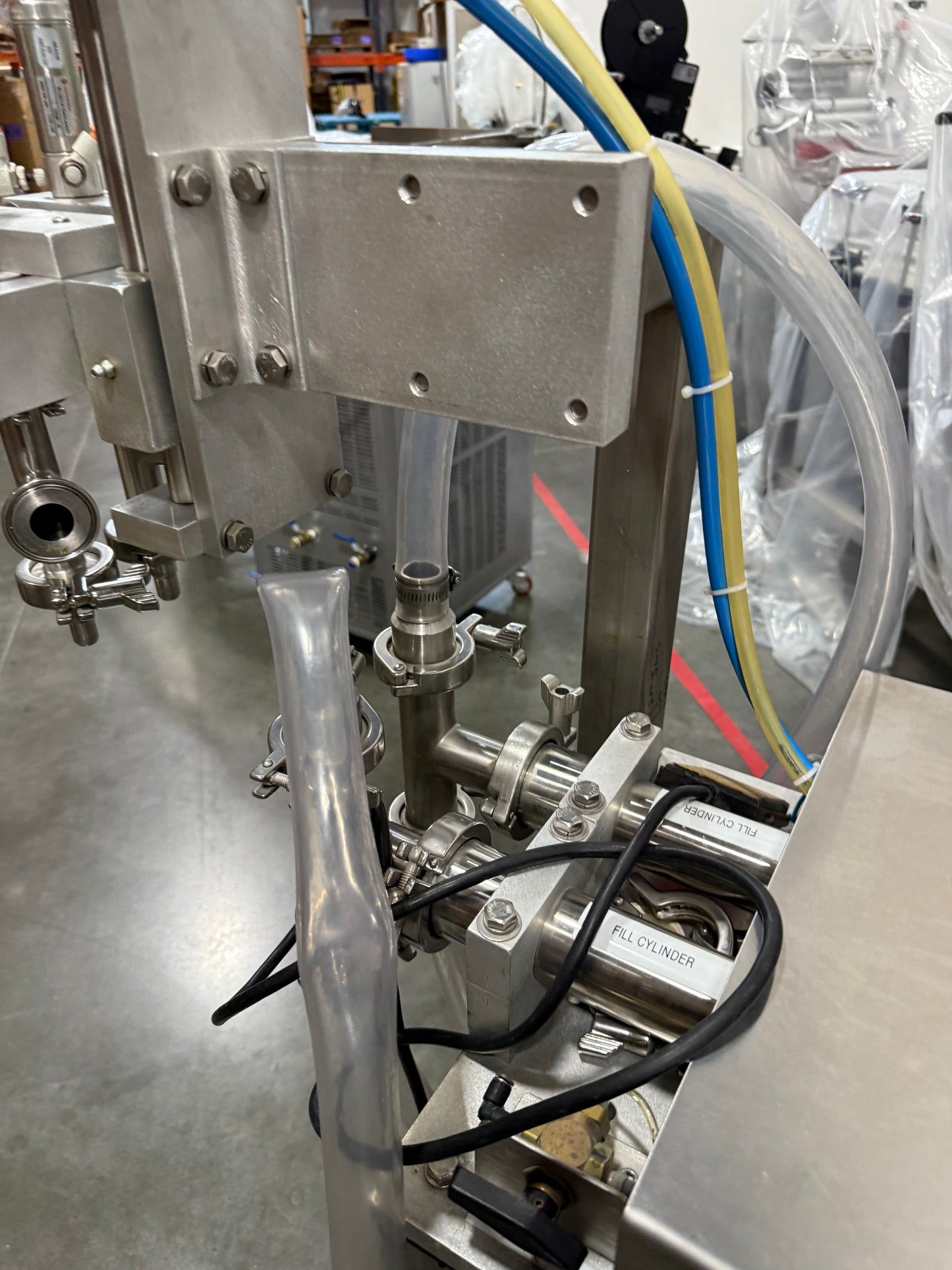 Geyer - Flo Master 4,000 - Dual Nozzle, Piston Filler with Diving Nozzles and Conveyor System.