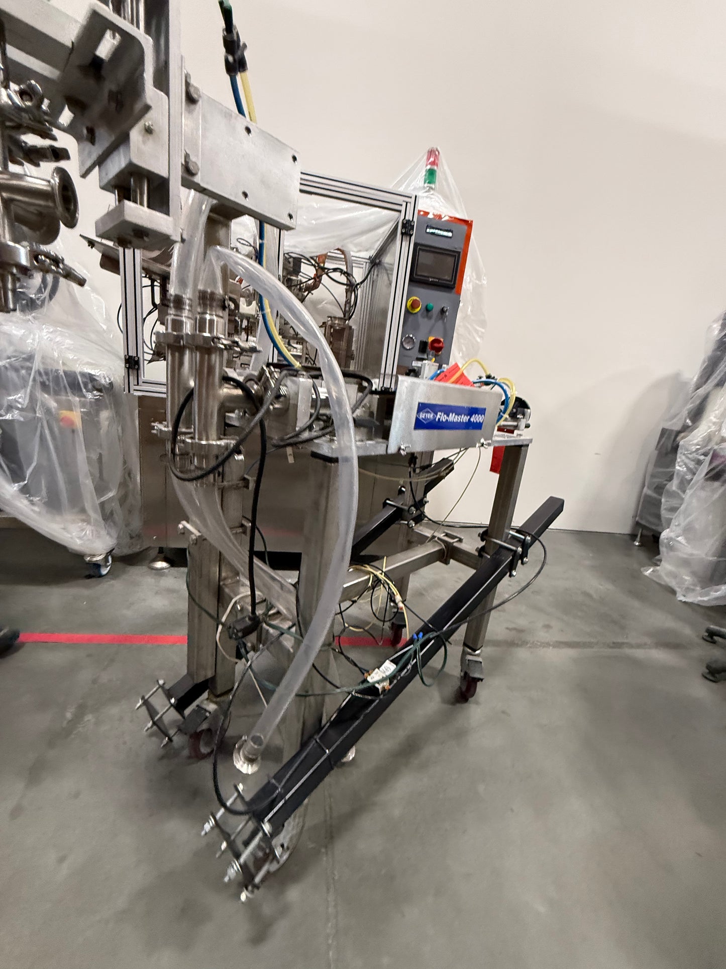 Geyer - Flo Master 4,000 - Dual Nozzle, Piston Filler with Diving Nozzles and Conveyor System.