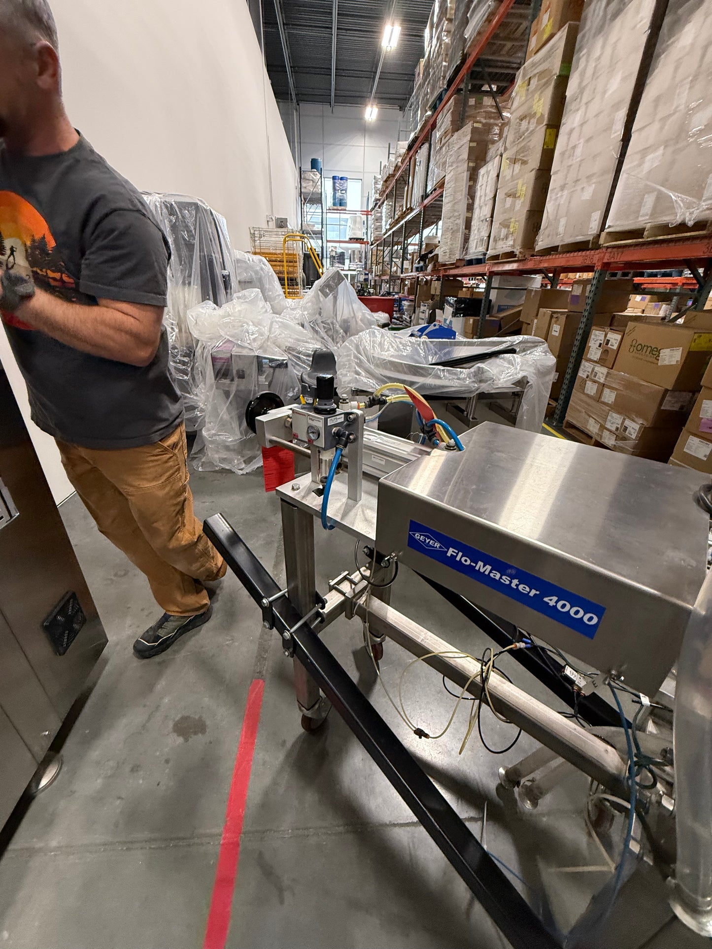 Geyer - Flo Master 4,000 - Dual Nozzle, Piston Filler with Diving Nozzles and Conveyor System.