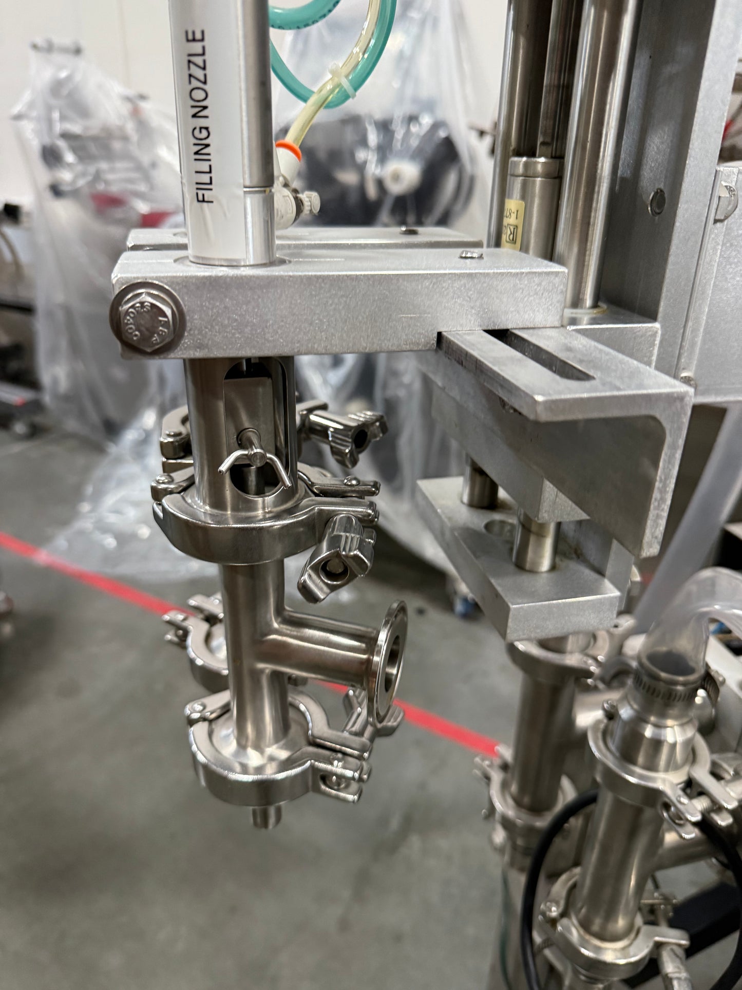 Geyer - Flo Master 4,000 - Dual Nozzle, Piston Filler with Diving Nozzles and Conveyor System.