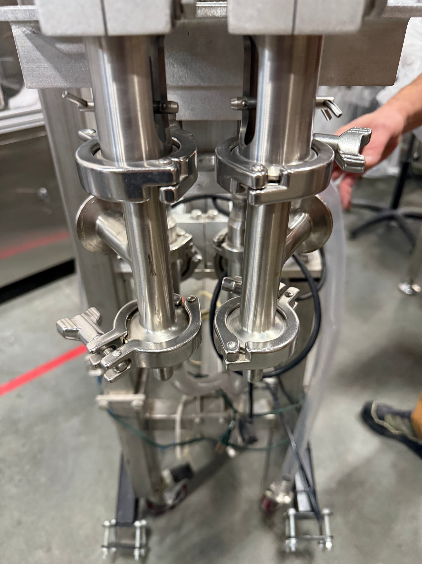 Geyer - Flo Master 4,000 - Dual Nozzle, Piston Filler with Diving Nozzles and Conveyor System.