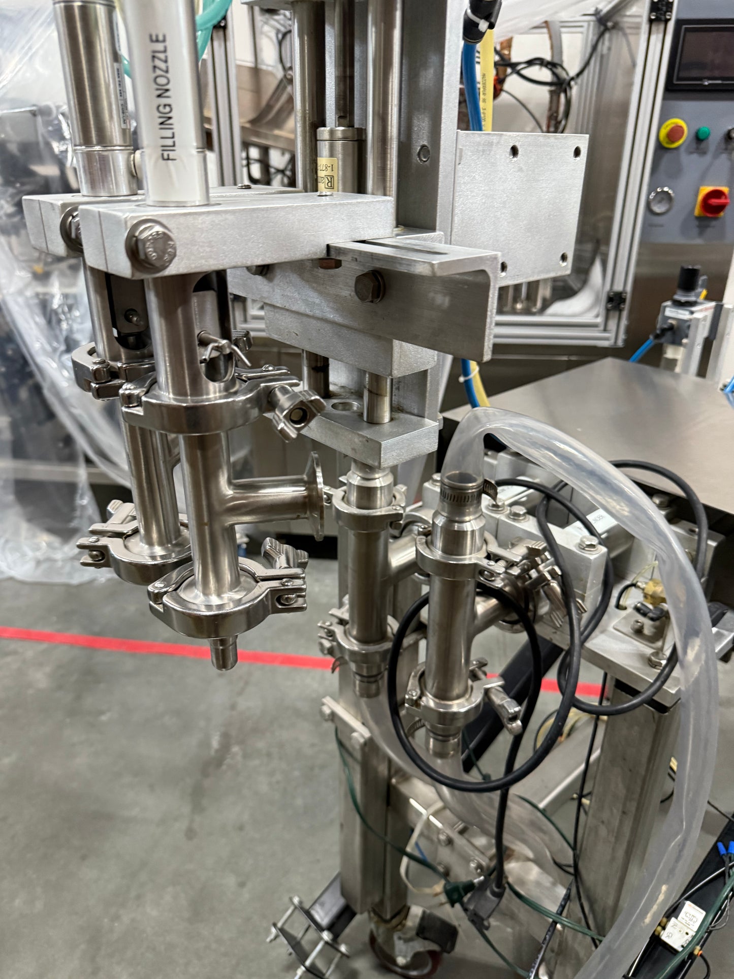 Geyer - Flo Master 4,000 - Dual Nozzle, Piston Filler with Diving Nozzles and Conveyor System.