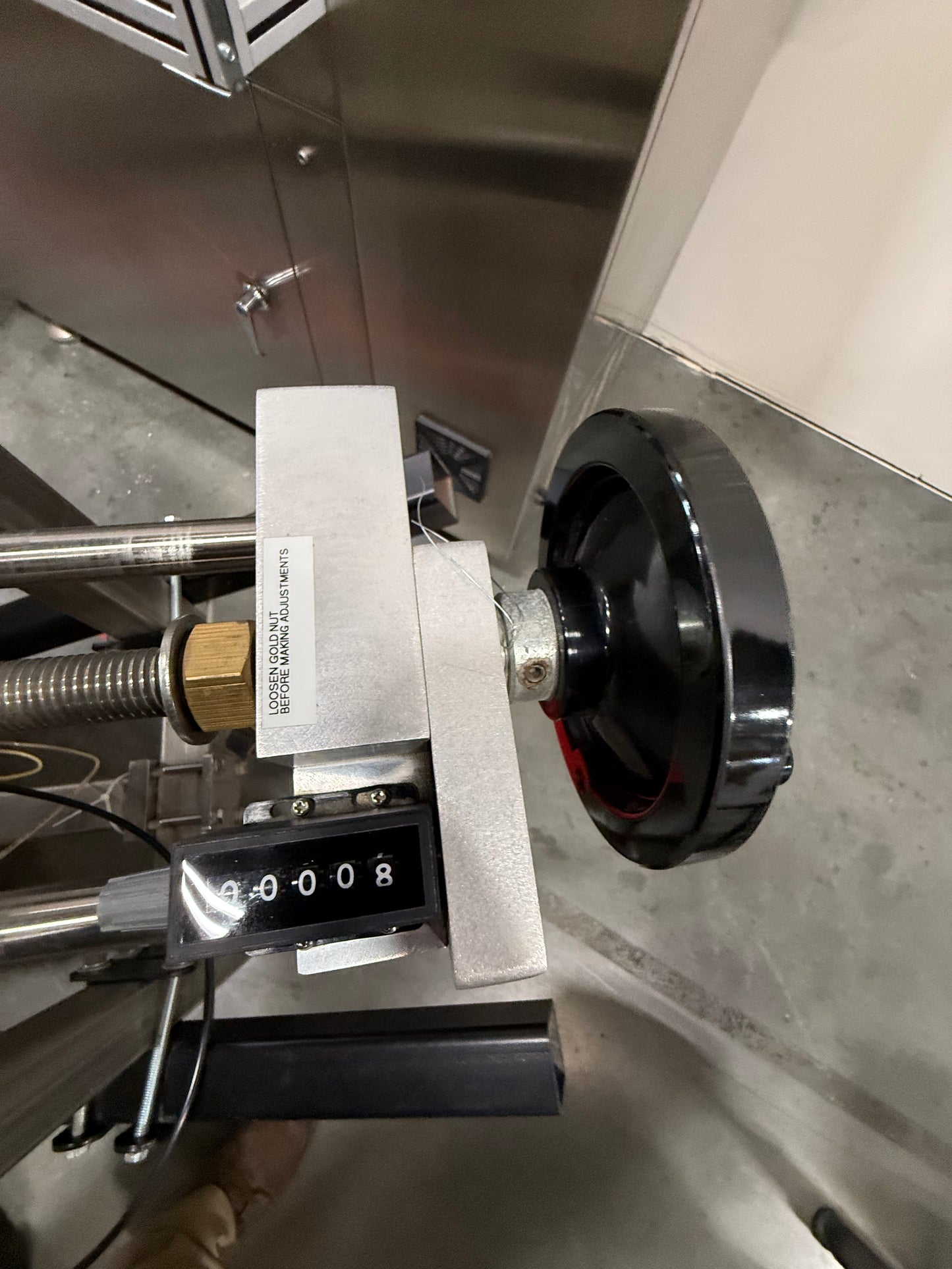 Geyer - Flo Master 4,000 - Dual Nozzle, Piston Filler with Diving Nozzles and Conveyor System.