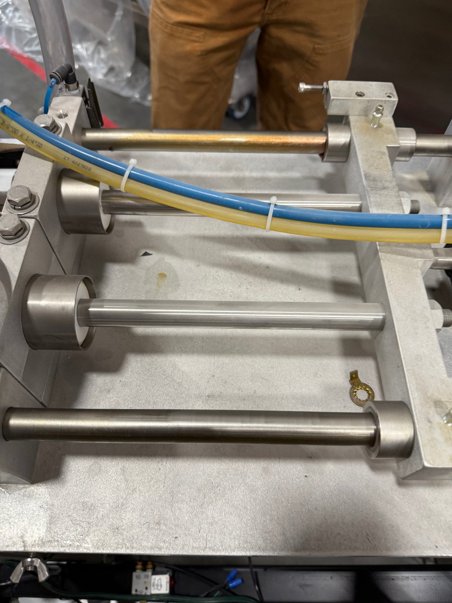 Geyer - Flo Master 4,000 - Dual Nozzle, Piston Filler with Diving Nozzles and Conveyor System.