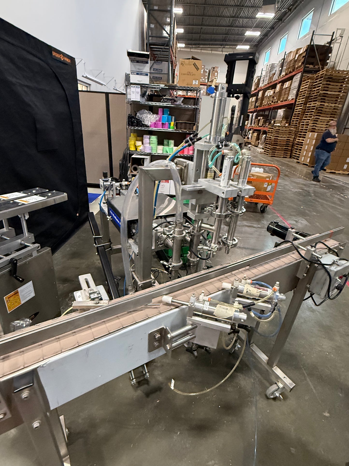 Geyer - Flo Master 4,000 - Dual Nozzle, Piston Filler with Diving Nozzles and Conveyor System.
