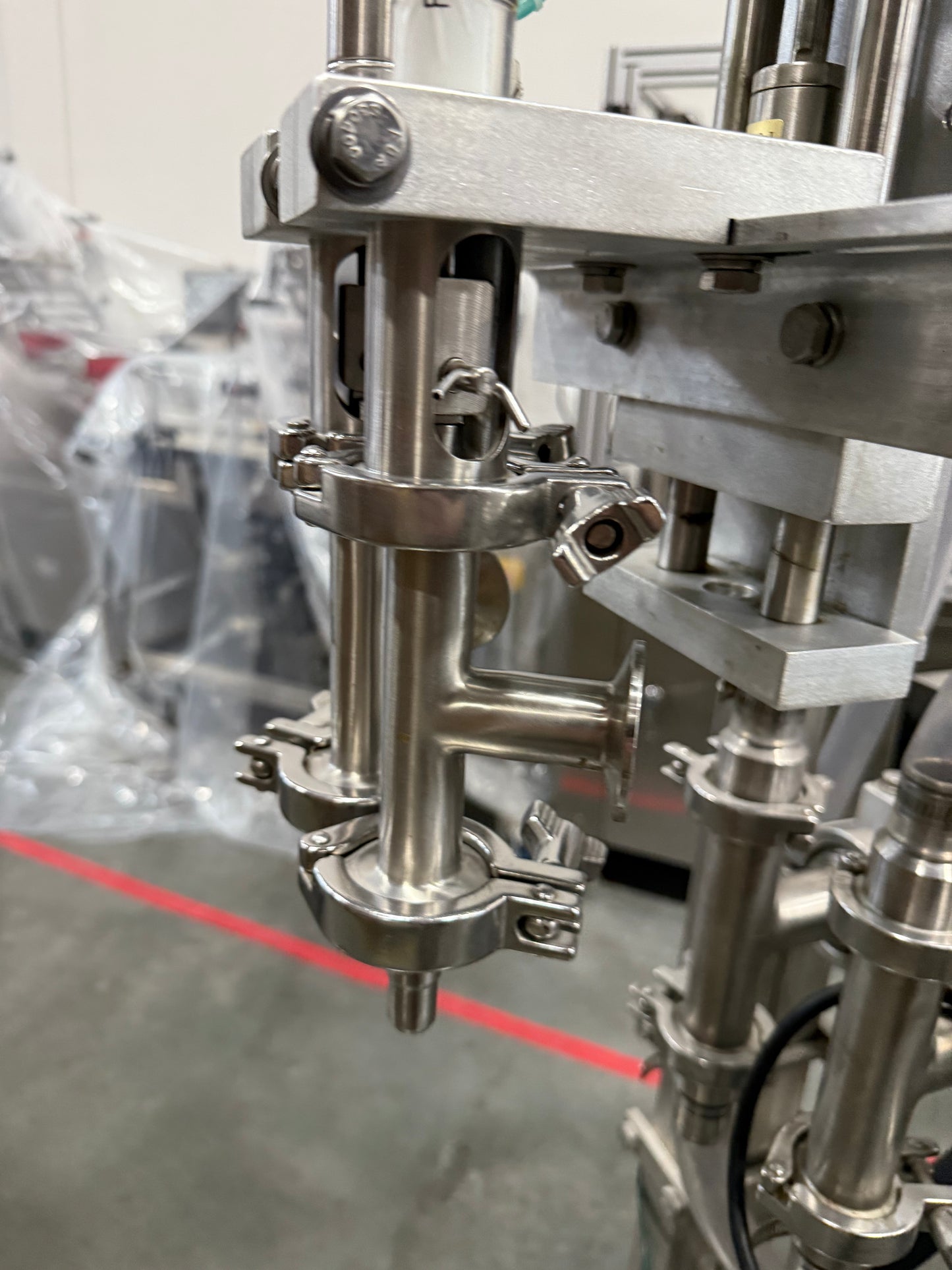 Geyer - Flo Master 4,000 - Dual Nozzle, Piston Filler with Diving Nozzles and Conveyor System.