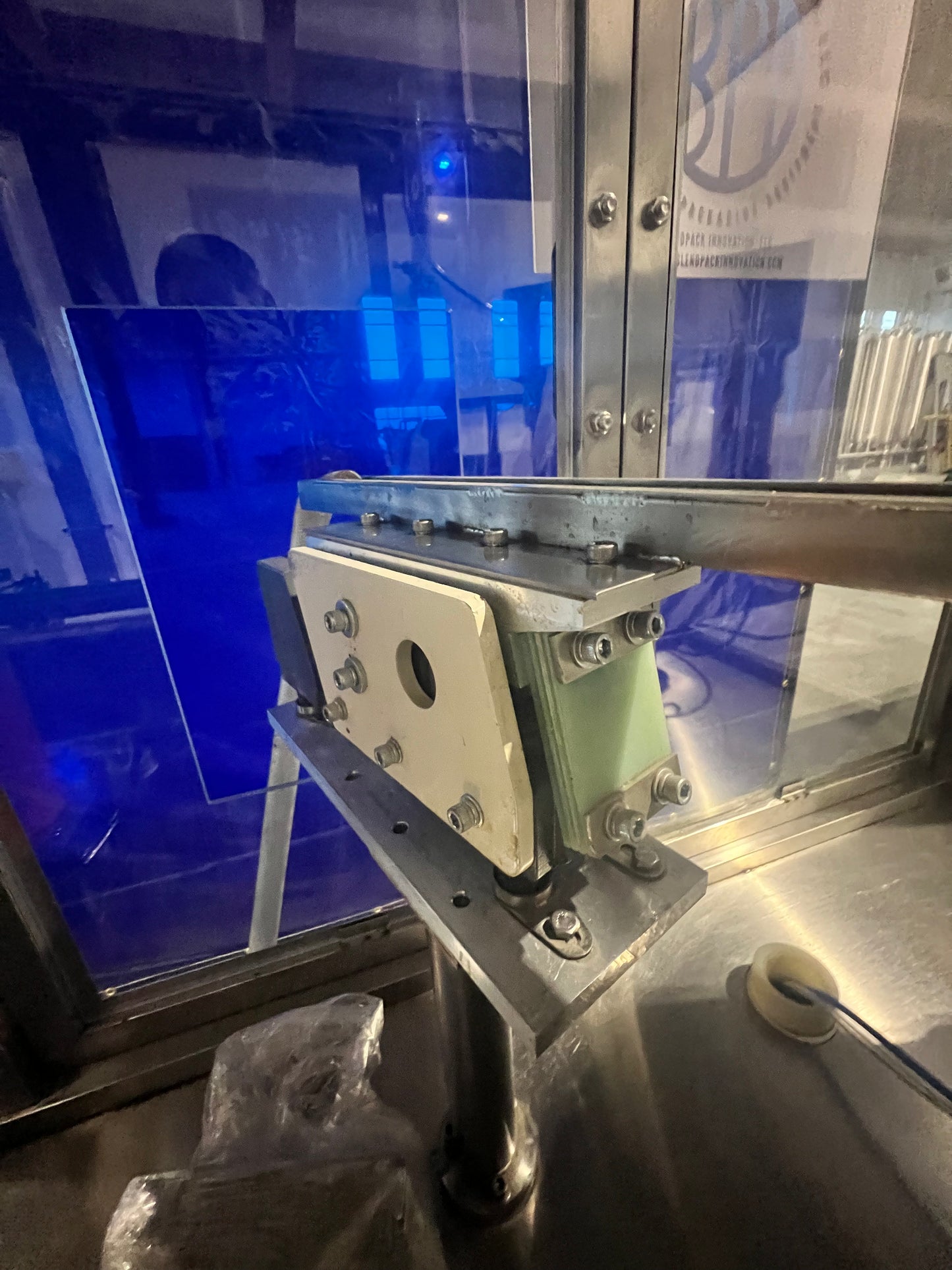 Used Filler and Capper - 4 Head, Filler and Capper with Feed Tank, Heat Traced - Shanghai JiaoBan Machinery