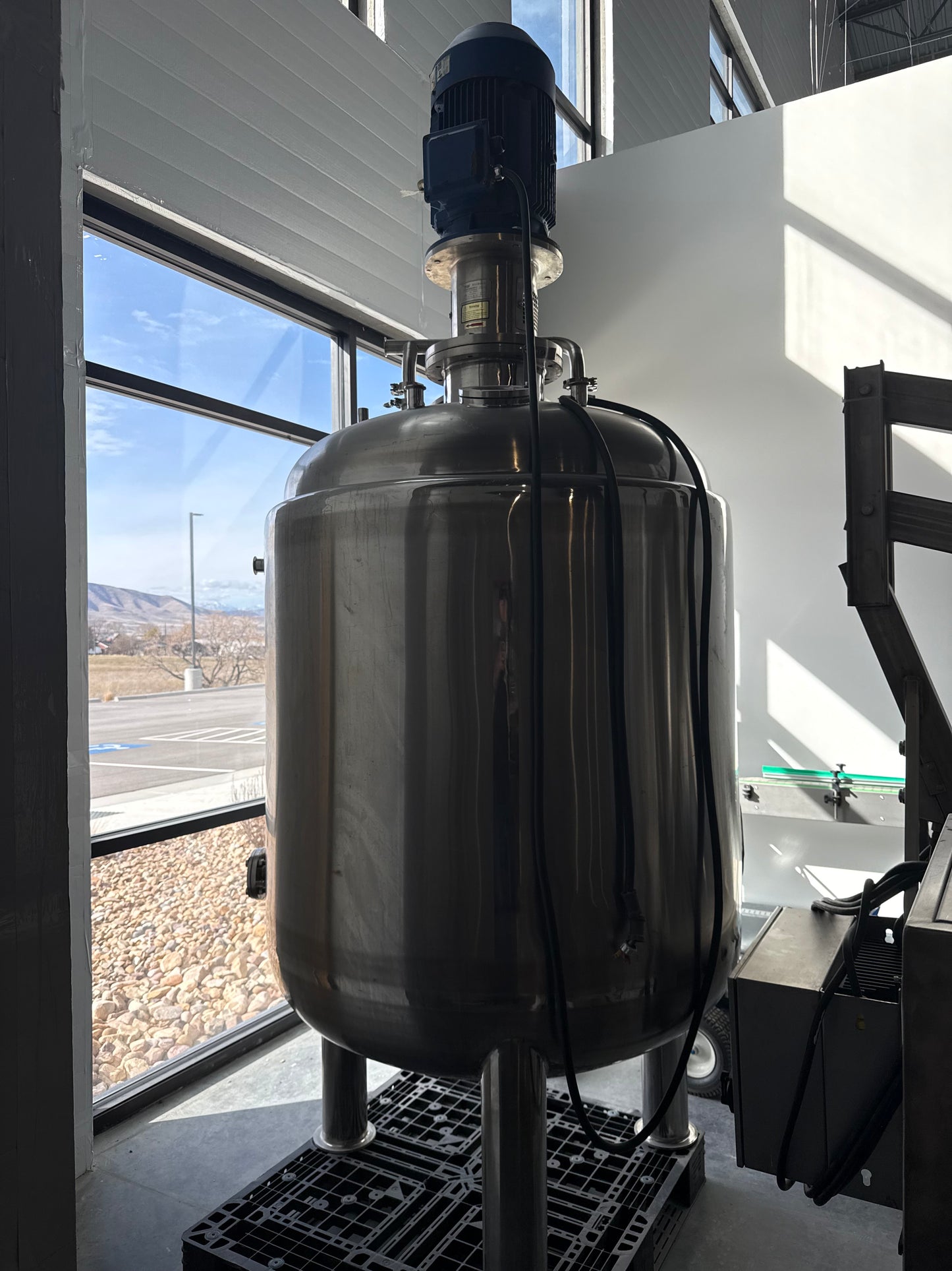1,000 liter insulated tank with shear mixer