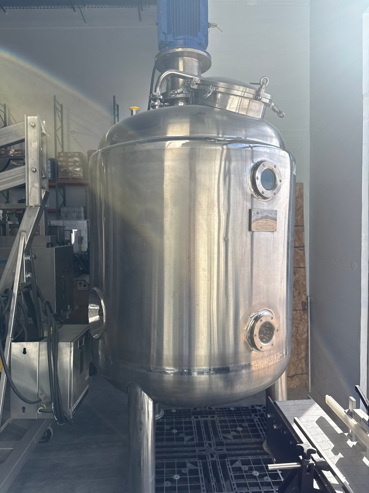 1,000 liter insulated tank with shear mixer
