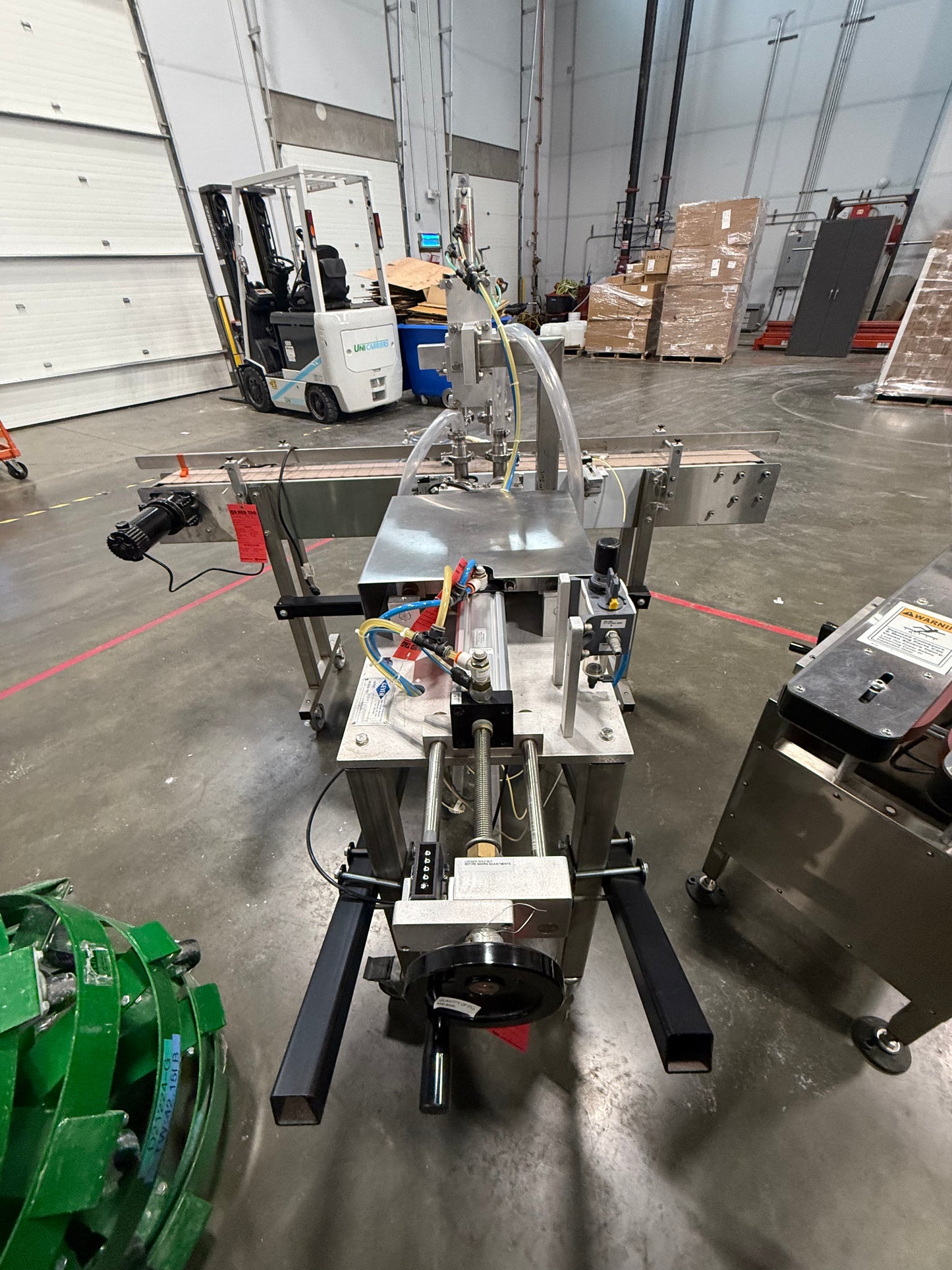 Geyer - Flo Master 4,000 - Dual Nozzle, Piston Filler with Diving Nozzles and Conveyor System.