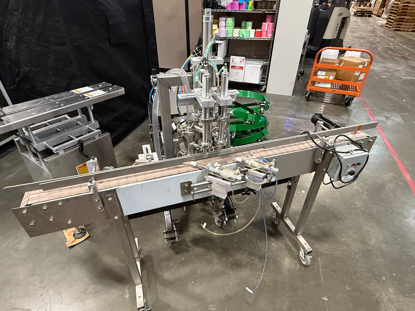 Geyer - Flo Master 4,000 - Dual Nozzle, Piston Filler with Diving Nozzles and Conveyor System.