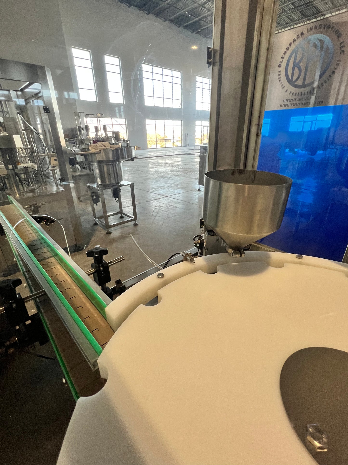 Like New Filler and Capper Lid Bowl with mini Hopper - Shanghai JiaoBan Machinery