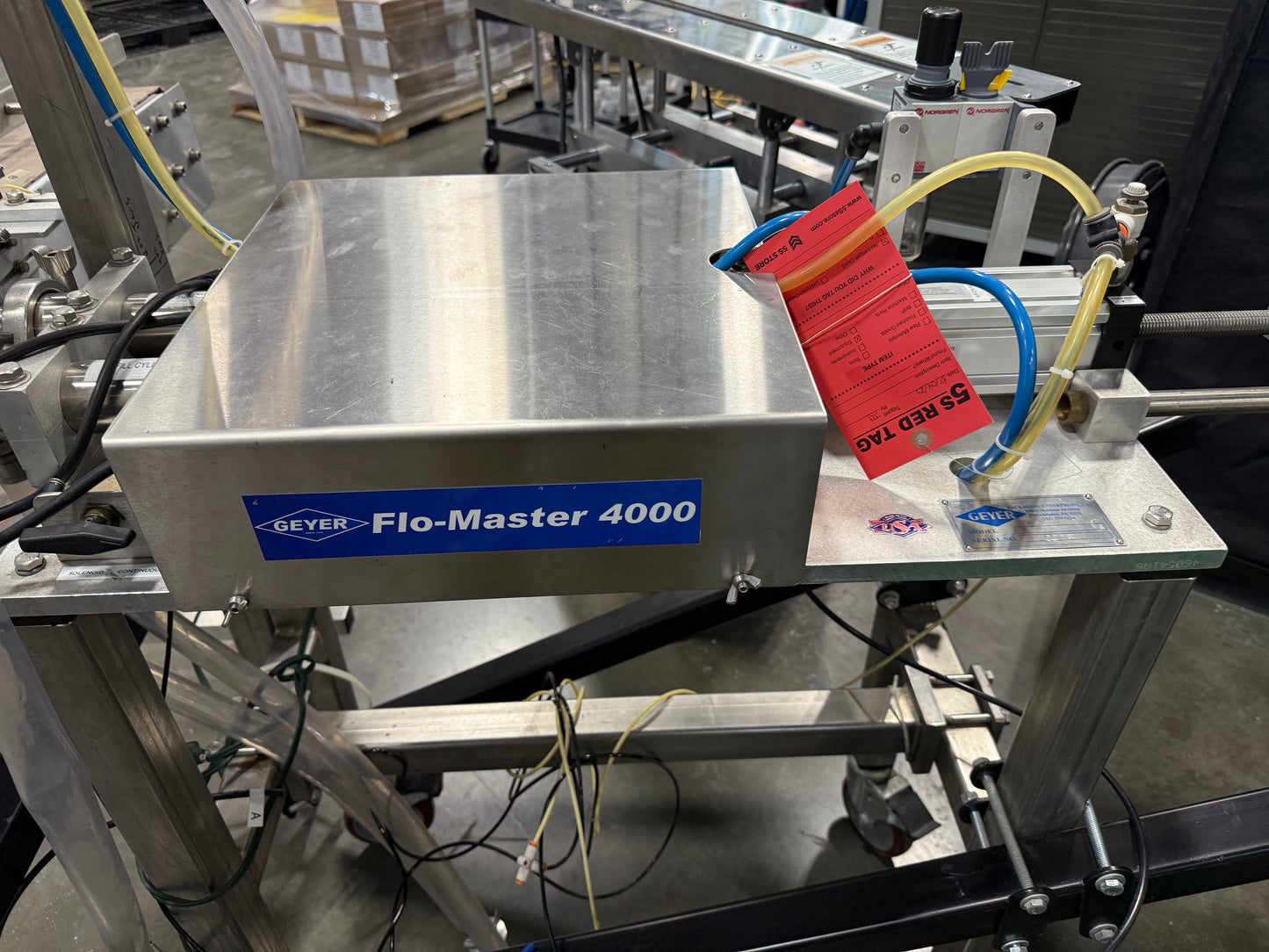 Geyer - Flo Master 4,000 - Dual Nozzle, Piston Filler with Diving Nozzles and Conveyor System.