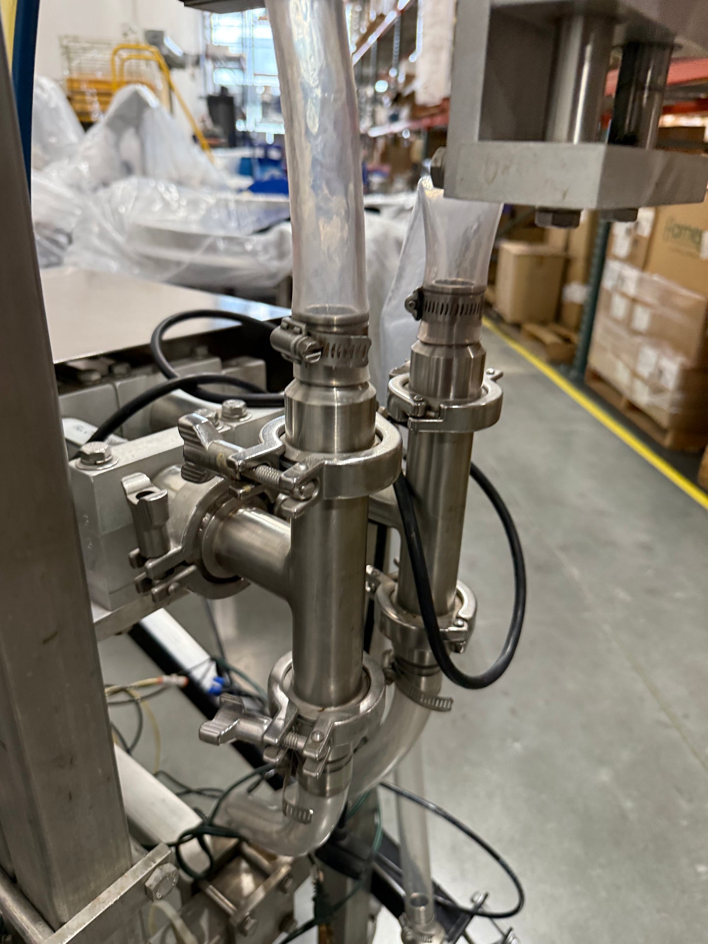 Geyer - Flo Master 4,000 - Dual Nozzle, Piston Filler with Diving Nozzles and Conveyor System.