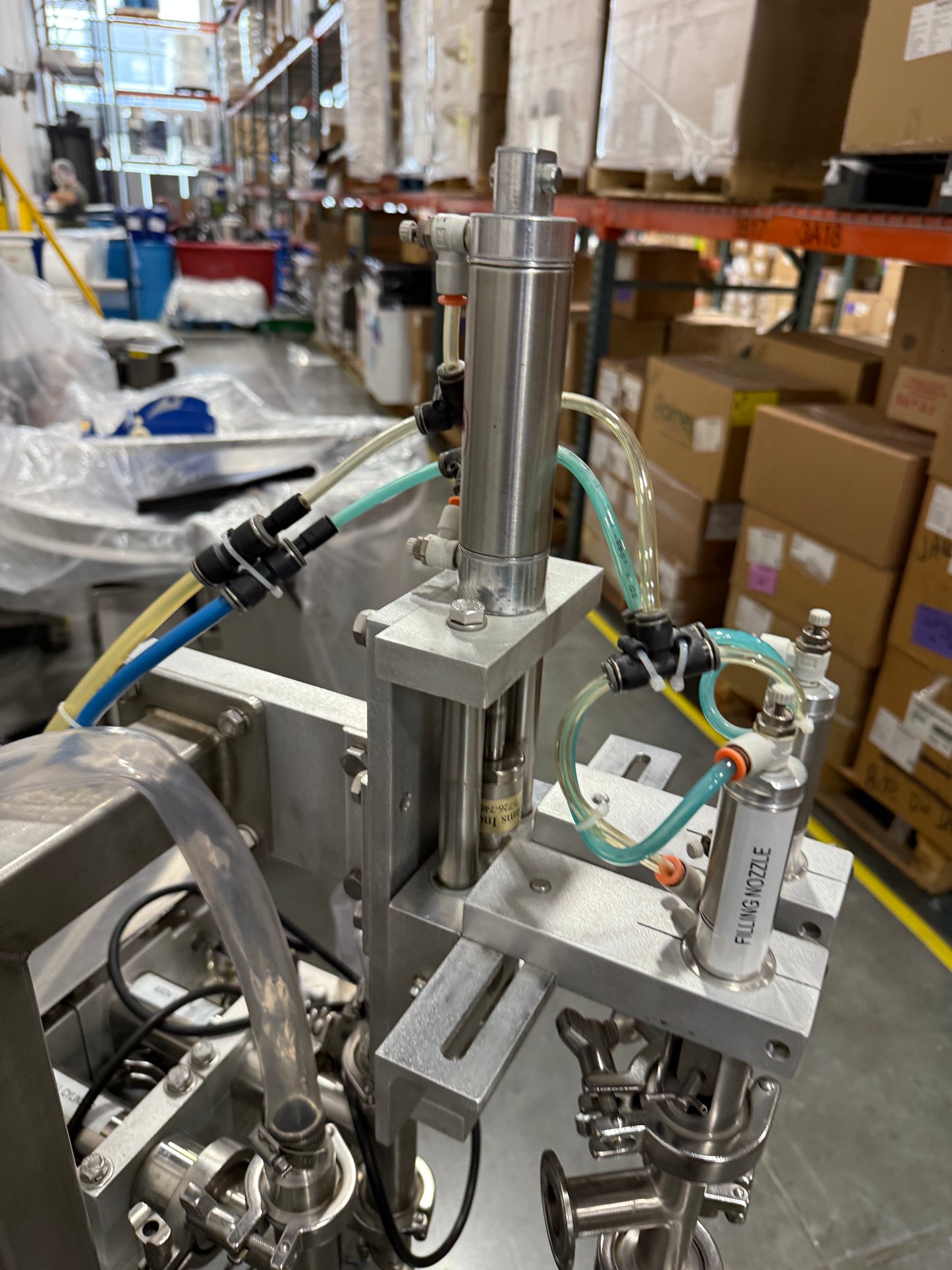 Geyer - Flo Master 4,000 - Dual Nozzle, Piston Filler with Diving Nozzles and Conveyor System.