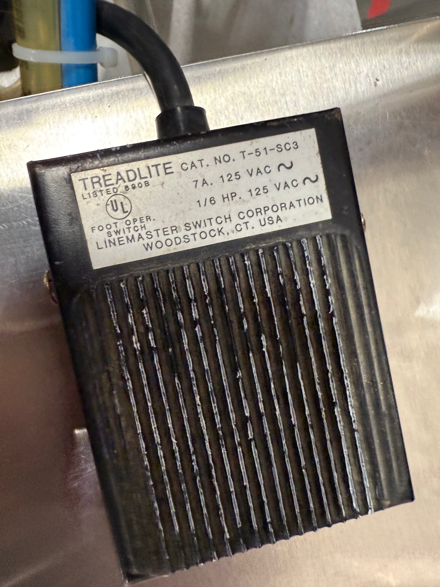 Geyer - Flo Master 4,000 - Dual Nozzle, Piston Filler with Diving Nozzles and Conveyor System.