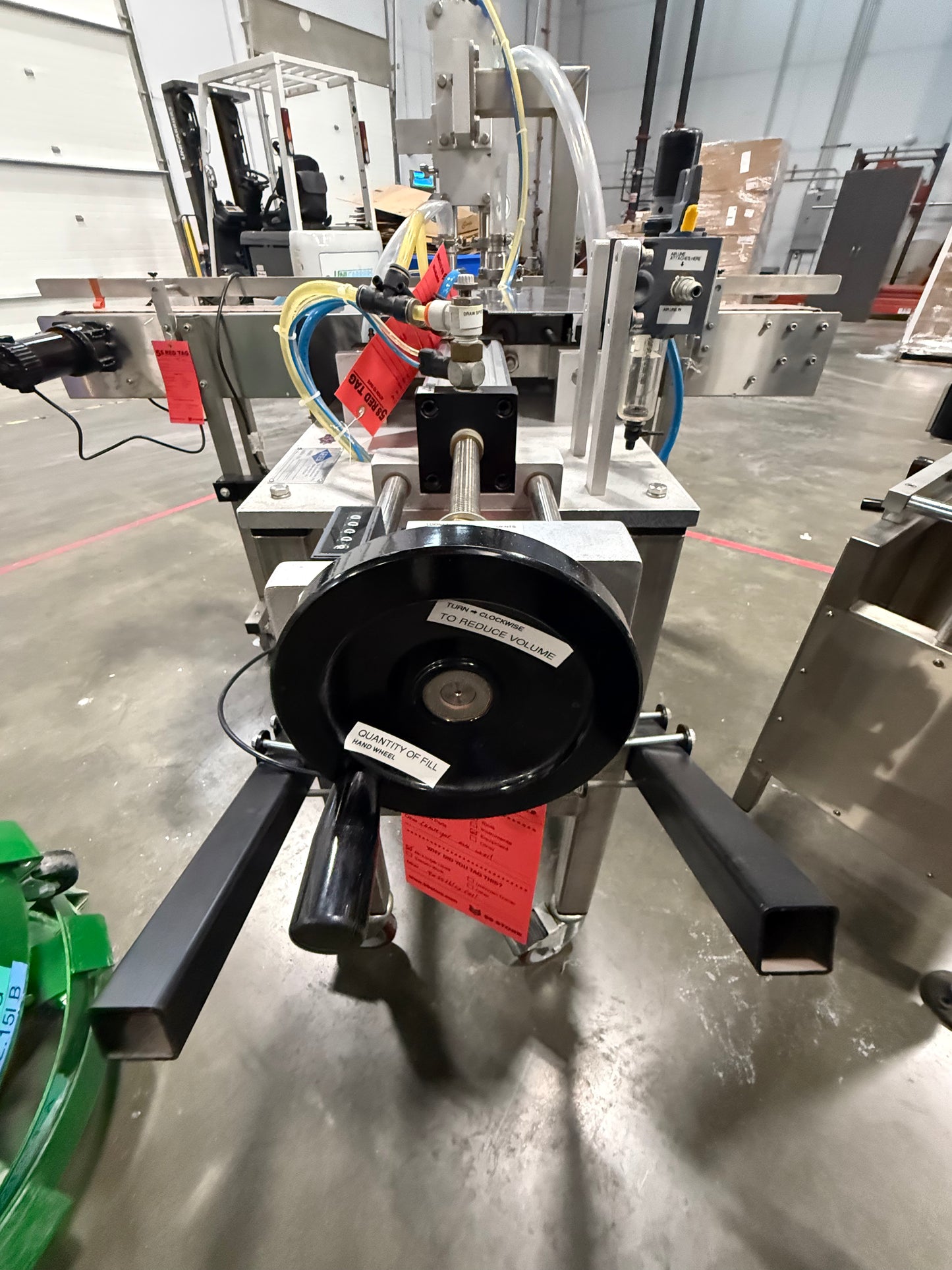 Geyer - Flo Master 4,000 - Dual Nozzle, Piston Filler with Diving Nozzles and Conveyor System.