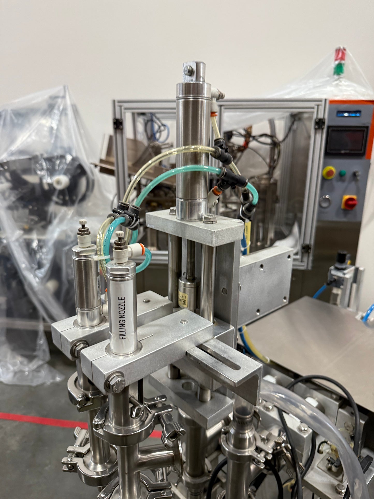 Geyer - Flo Master 4,000 - Dual Nozzle, Piston Filler with Diving Nozzles and Conveyor System.