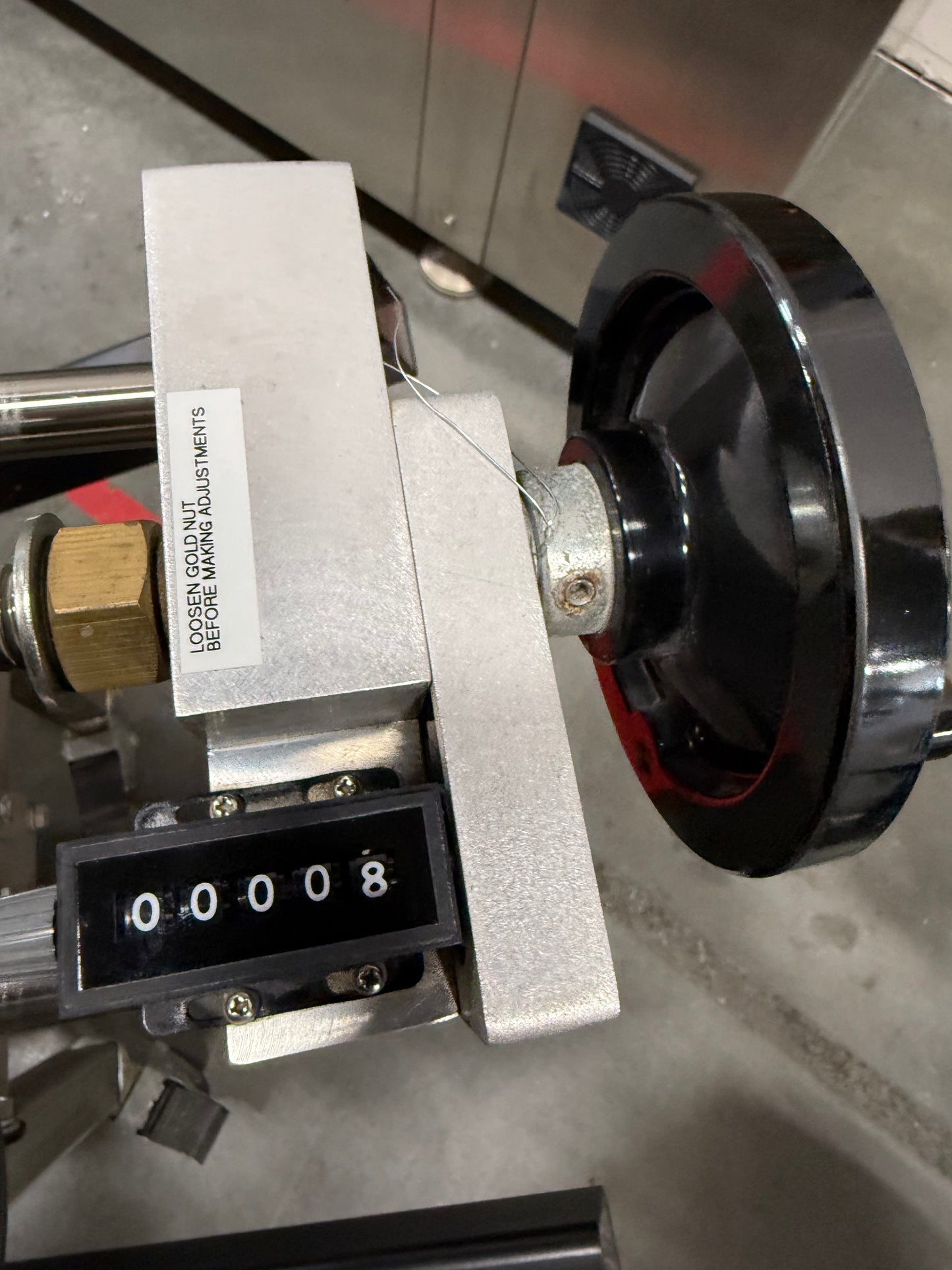 Geyer - Flo Master 4,000 - Dual Nozzle, Piston Filler with Diving Nozzles and Conveyor System.