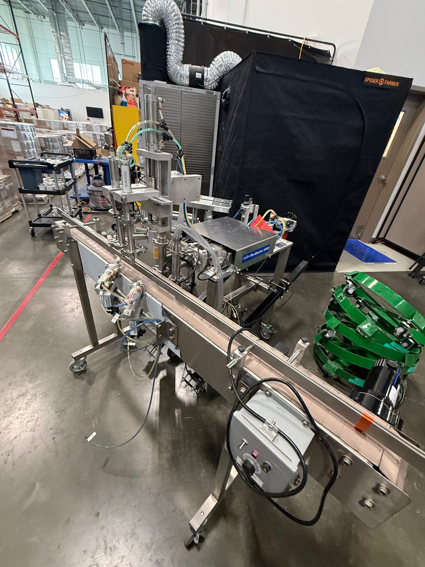 Geyer - Flo Master 4,000 - Dual Nozzle, Piston Filler with Diving Nozzles and Conveyor System.