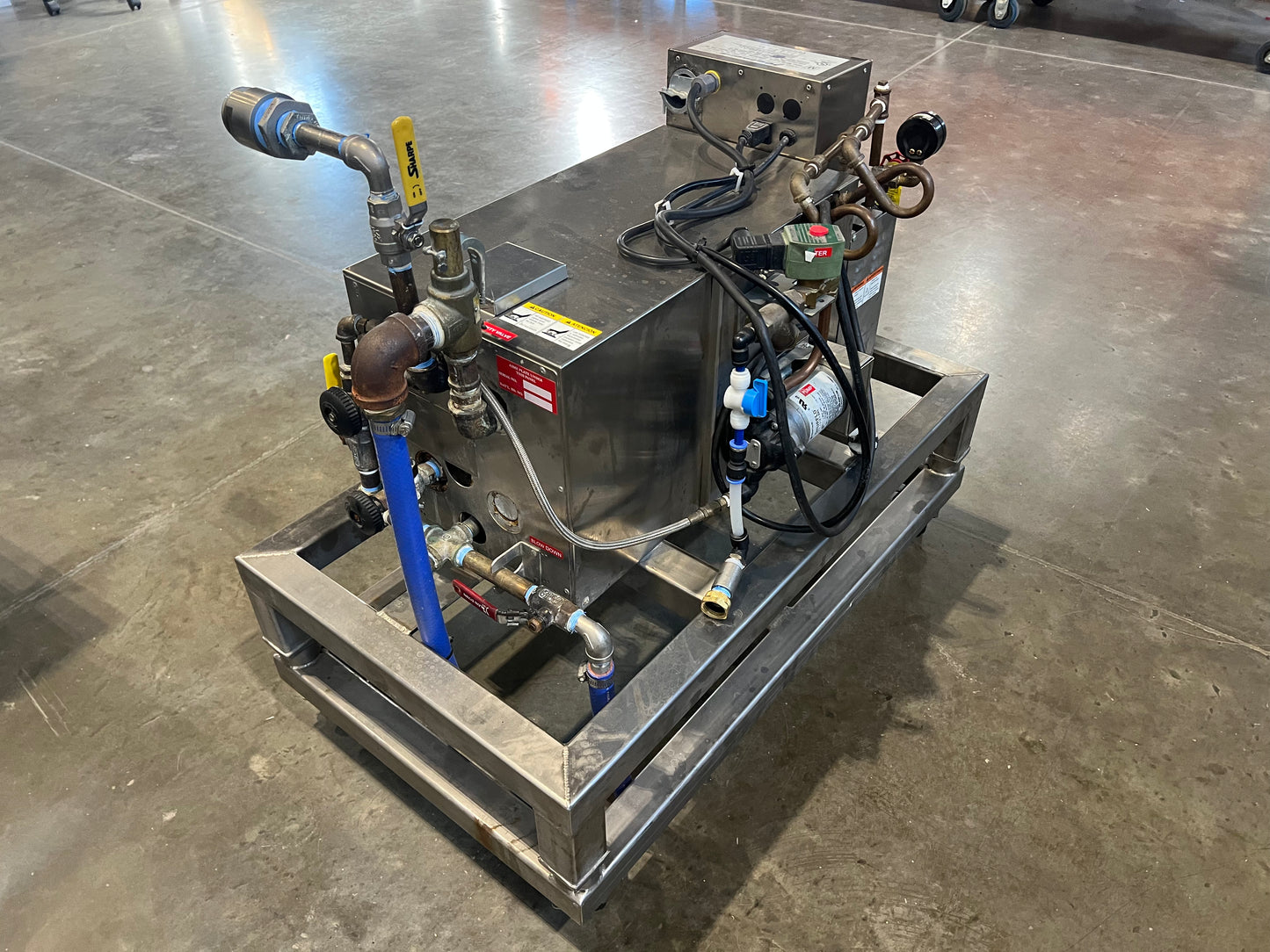 Pre owned / minimal use, 100 psi steam generator on SS frame and SS casters —Stock UTAH - Quantity 1