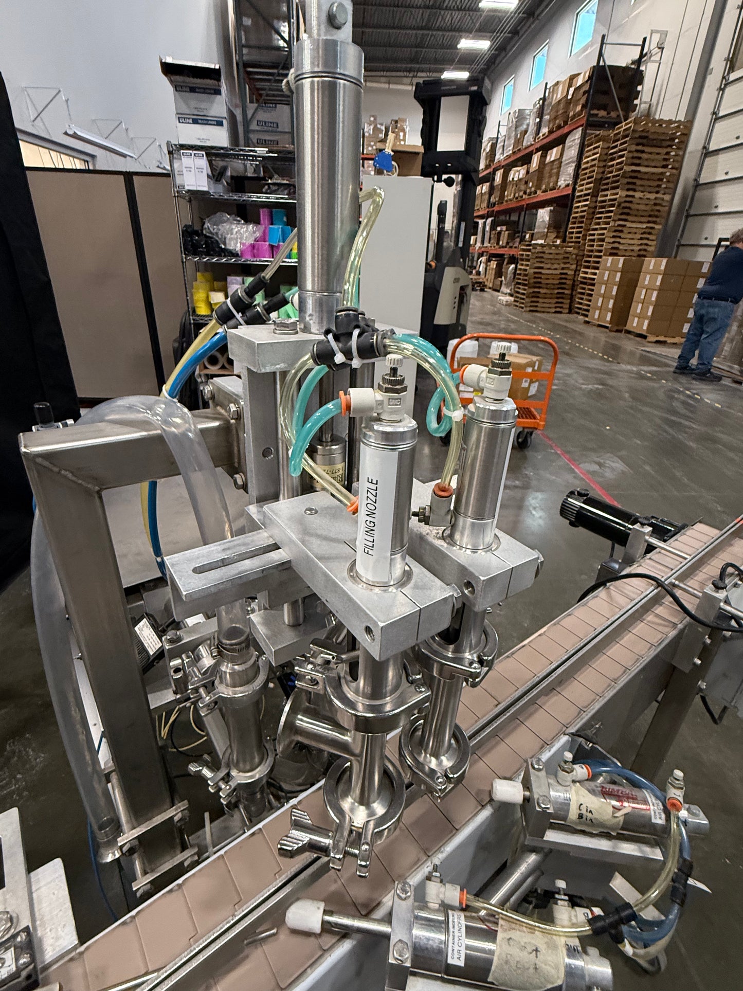 Geyer - Flo Master 4,000 - Dual Nozzle, Piston Filler with Diving Nozzles and Conveyor System.