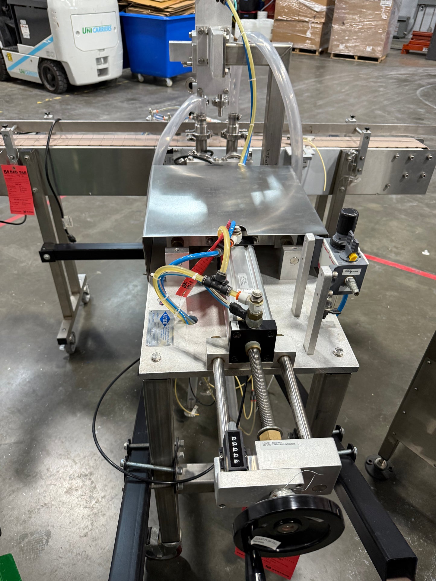 Geyer - Flo Master 4,000 - Dual Nozzle, Piston Filler with Diving Nozzles and Conveyor System.