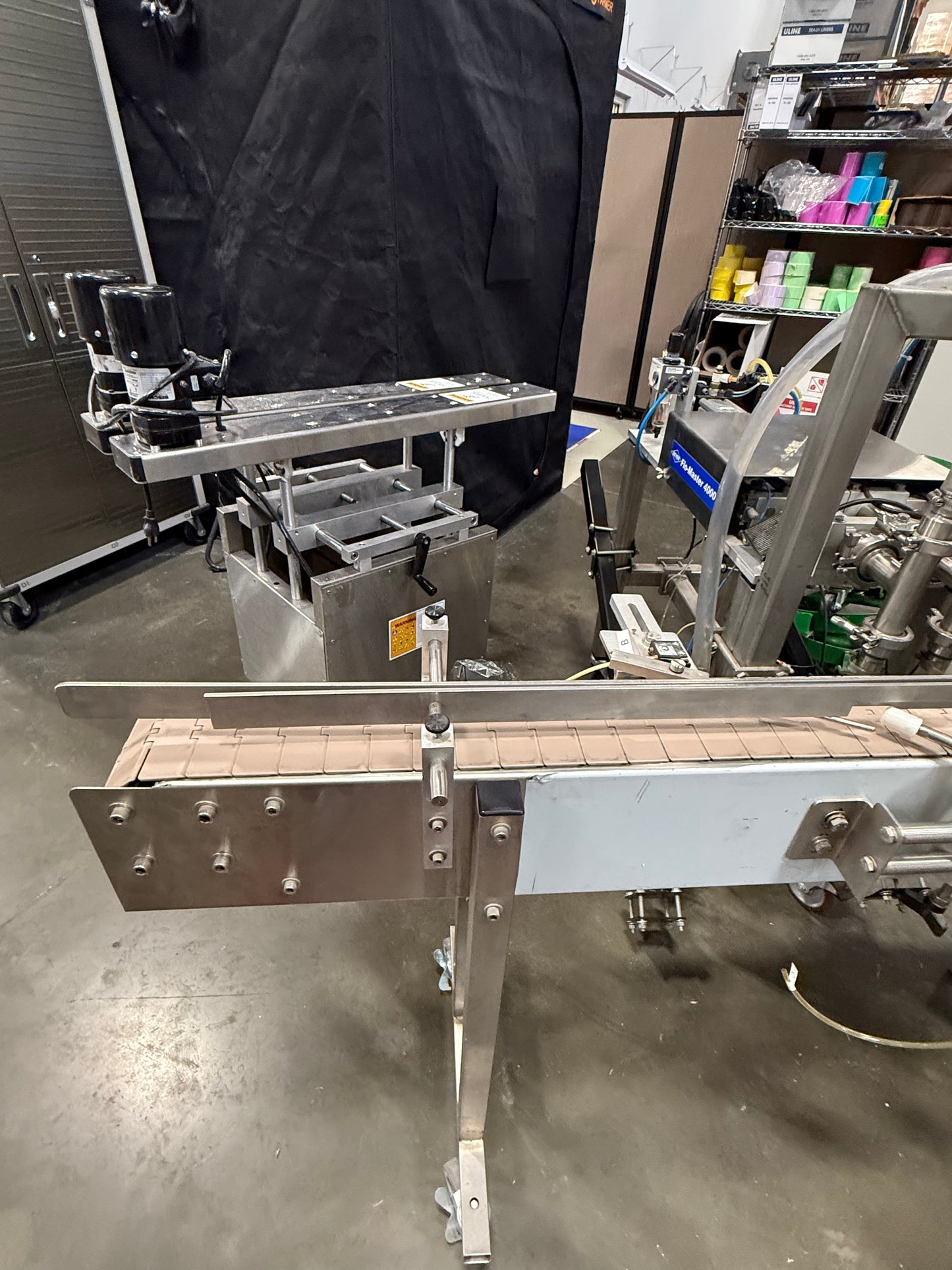 Geyer - Flo Master 4,000 - Dual Nozzle, Piston Filler with Diving Nozzles and Conveyor System.