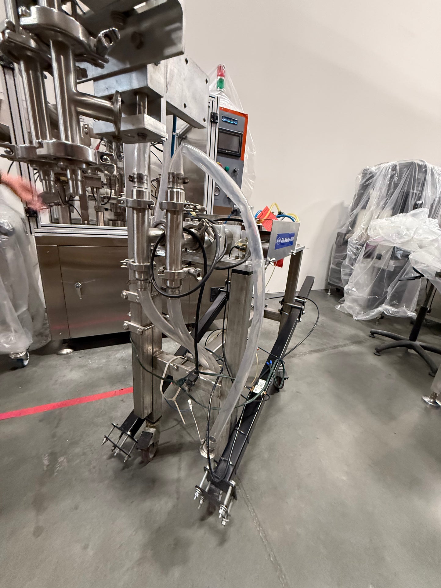 Geyer - Flo Master 4,000 - Dual Nozzle, Piston Filler with Diving Nozzles and Conveyor System.