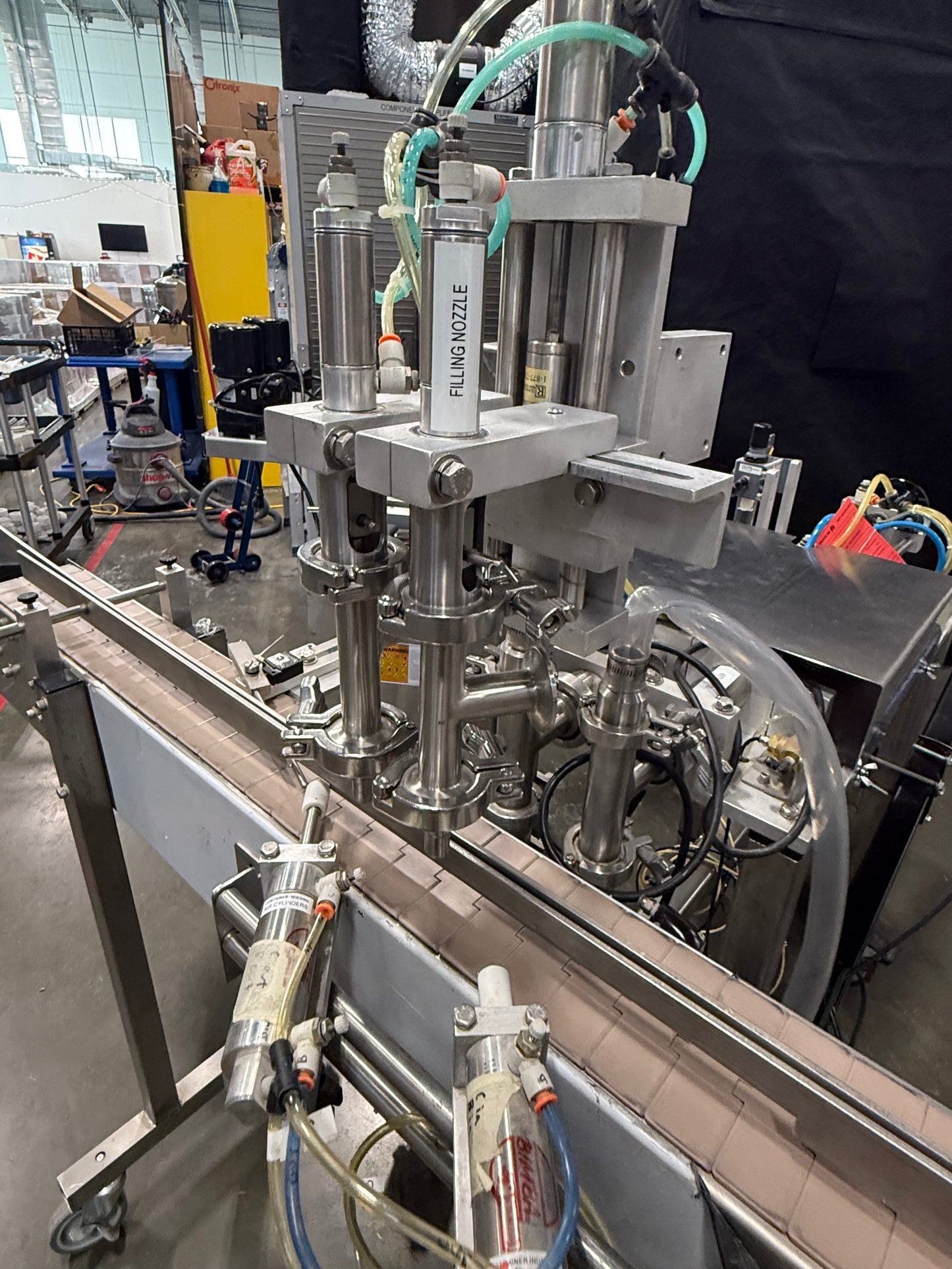 Geyer - Flo Master 4,000 - Dual Nozzle, Piston Filler with Diving Nozzles and Conveyor System.