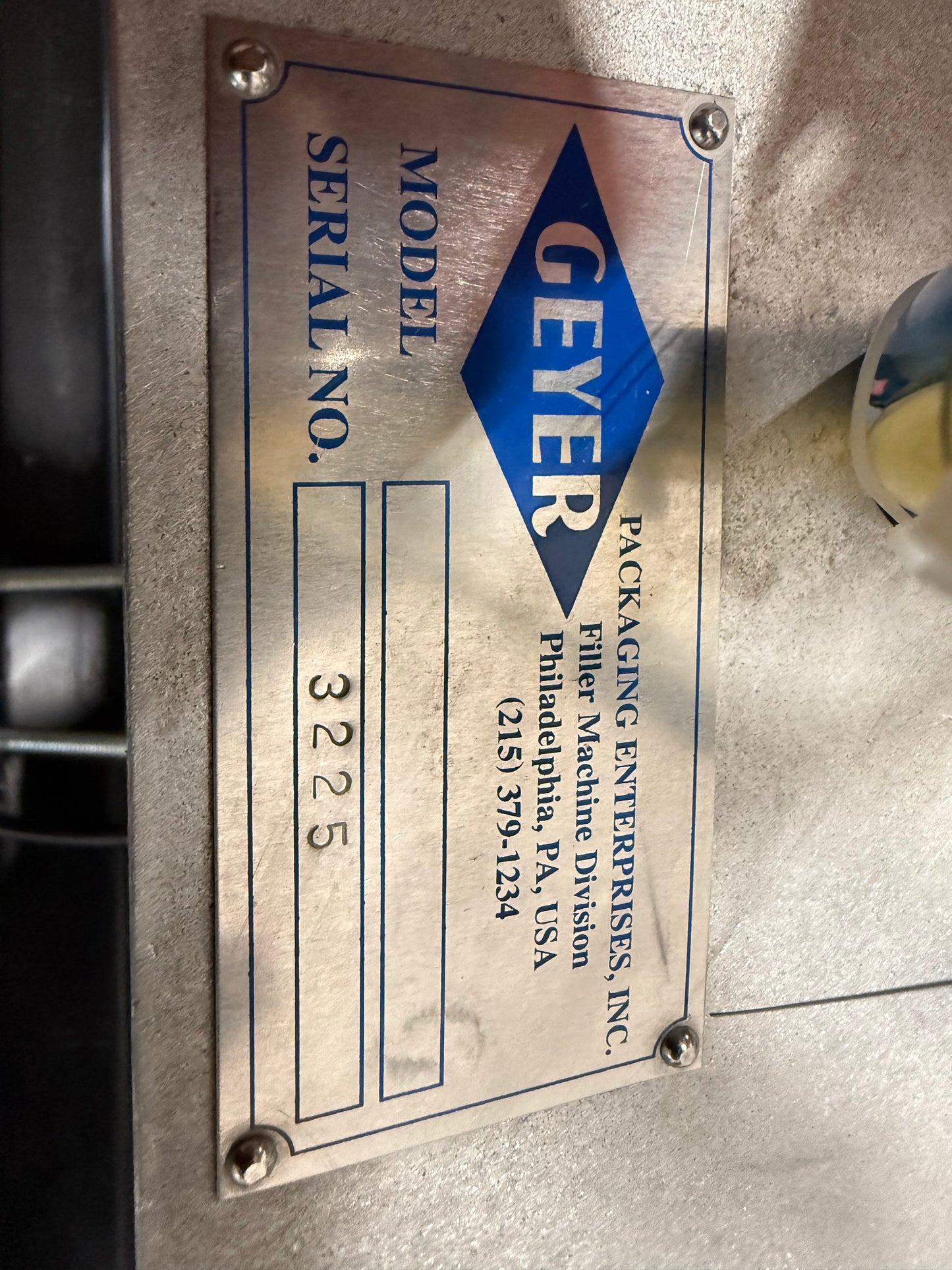 Geyer - Flo Master 4,000 - Dual Nozzle, Piston Filler with Diving Nozzles and Conveyor System.