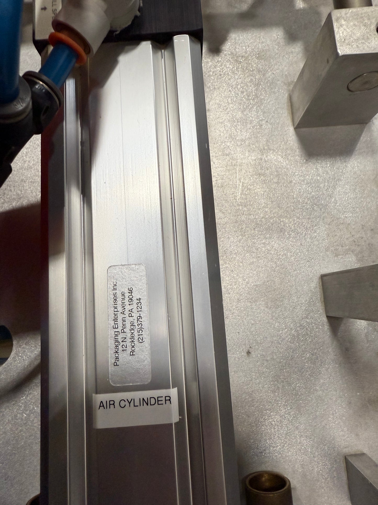 Geyer - Flo Master 4,000 - Dual Nozzle, Piston Filler with Diving Nozzles and Conveyor System.