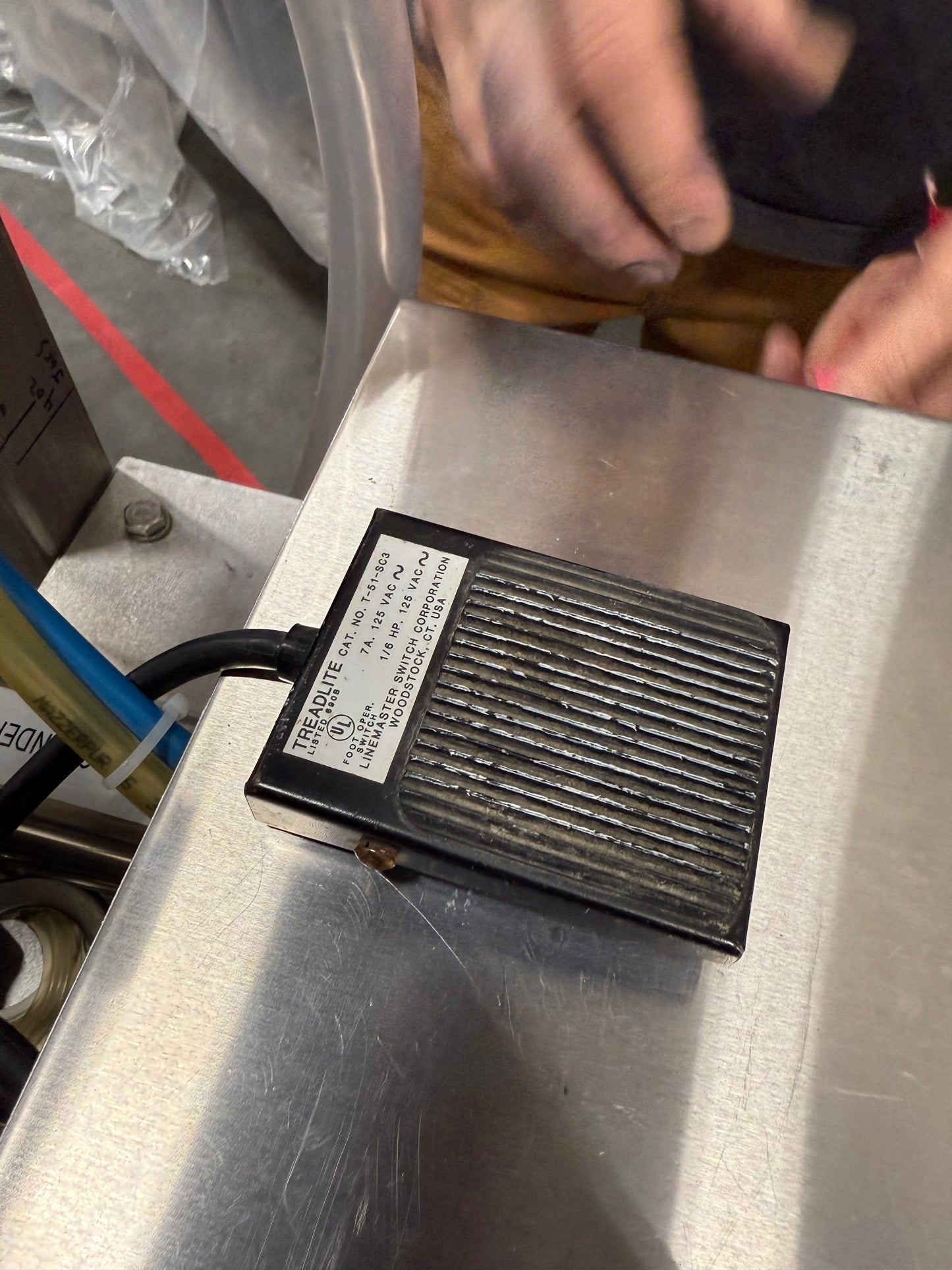 Geyer - Flo Master 4,000 - Dual Nozzle, Piston Filler with Diving Nozzles and Conveyor System.