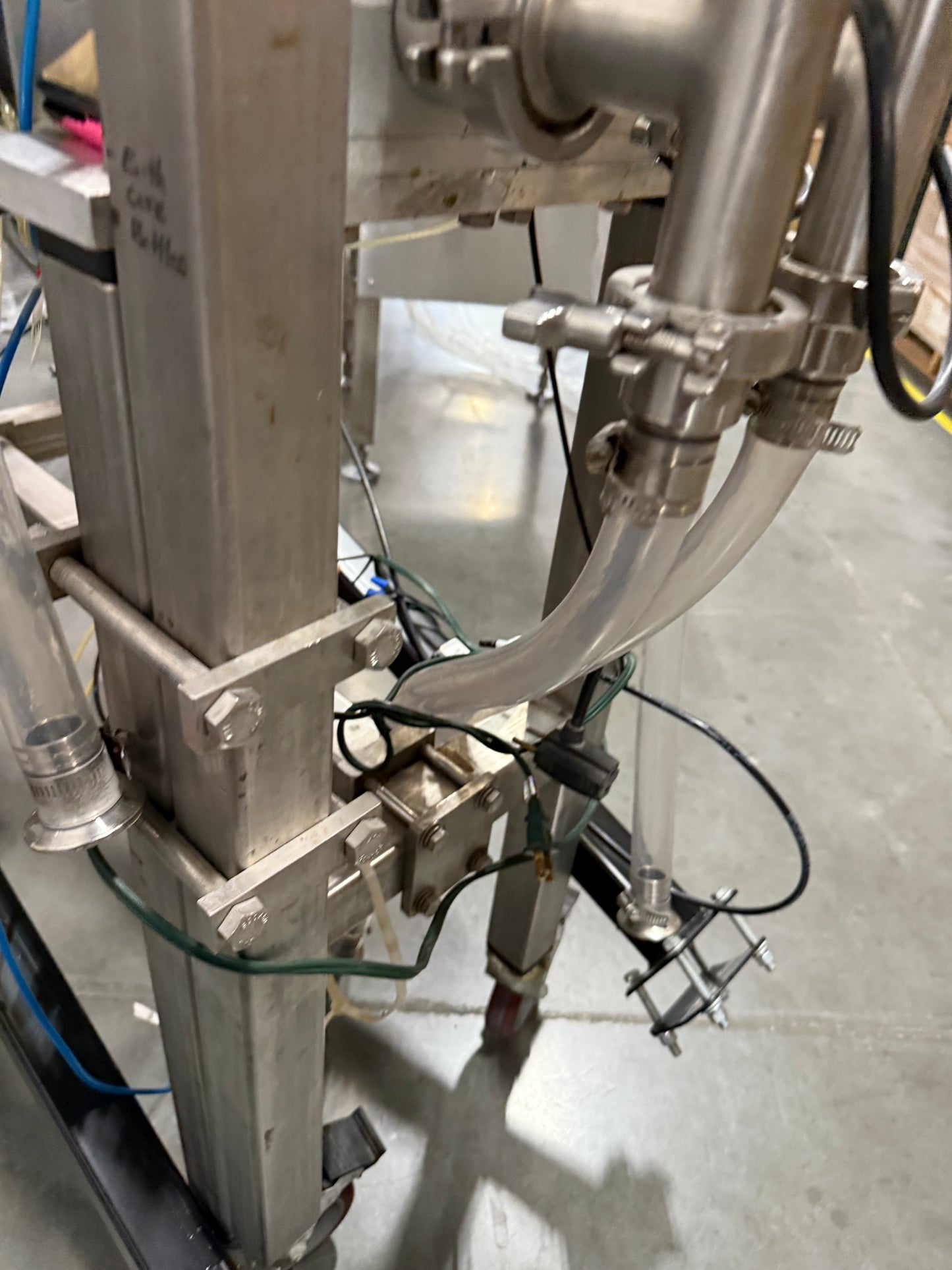 Geyer - Flo Master 4,000 - Dual Nozzle, Piston Filler with Diving Nozzles and Conveyor System.