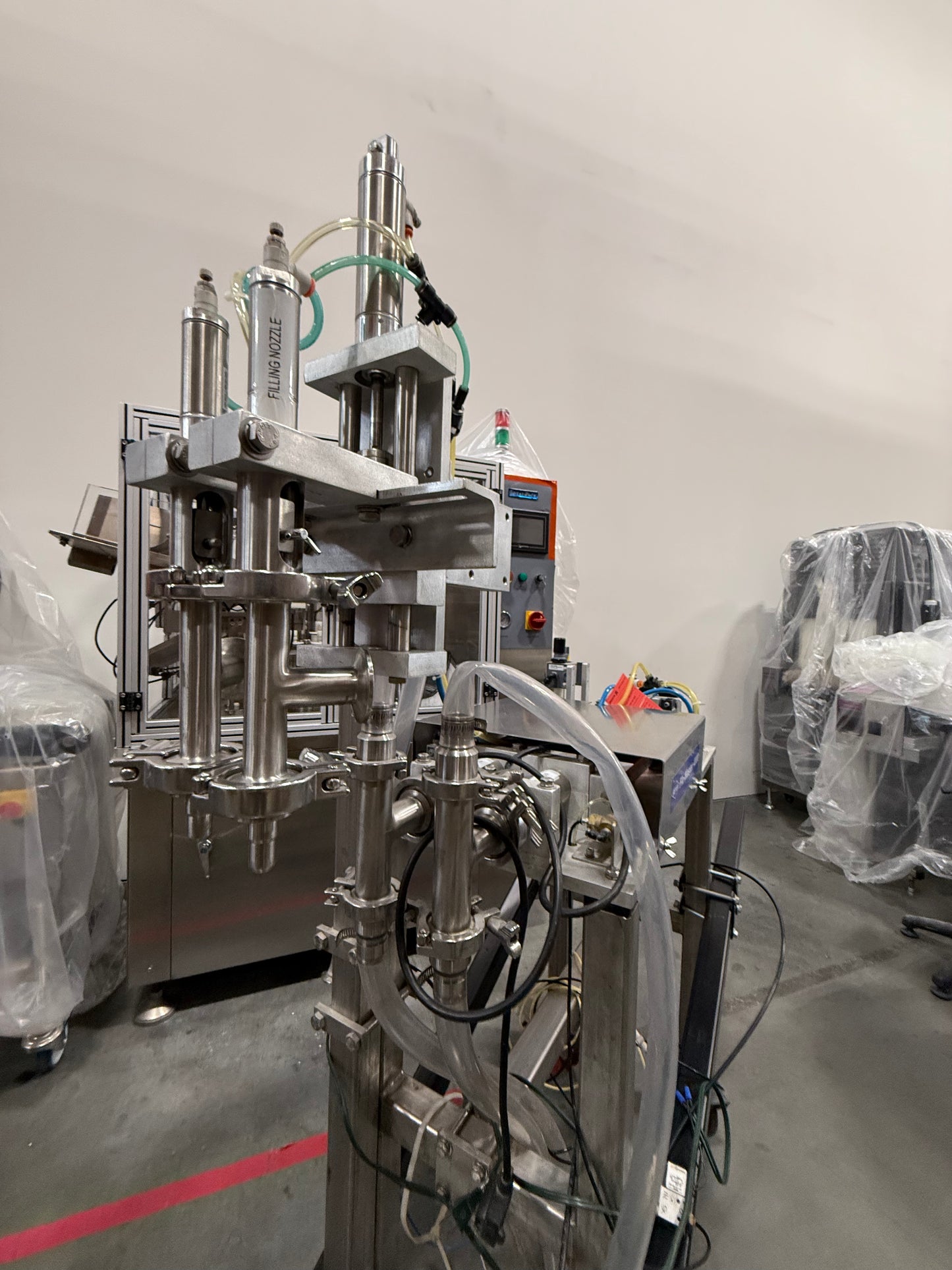 Geyer - Flo Master 4,000 - Dual Nozzle, Piston Filler with Diving Nozzles and Conveyor System.