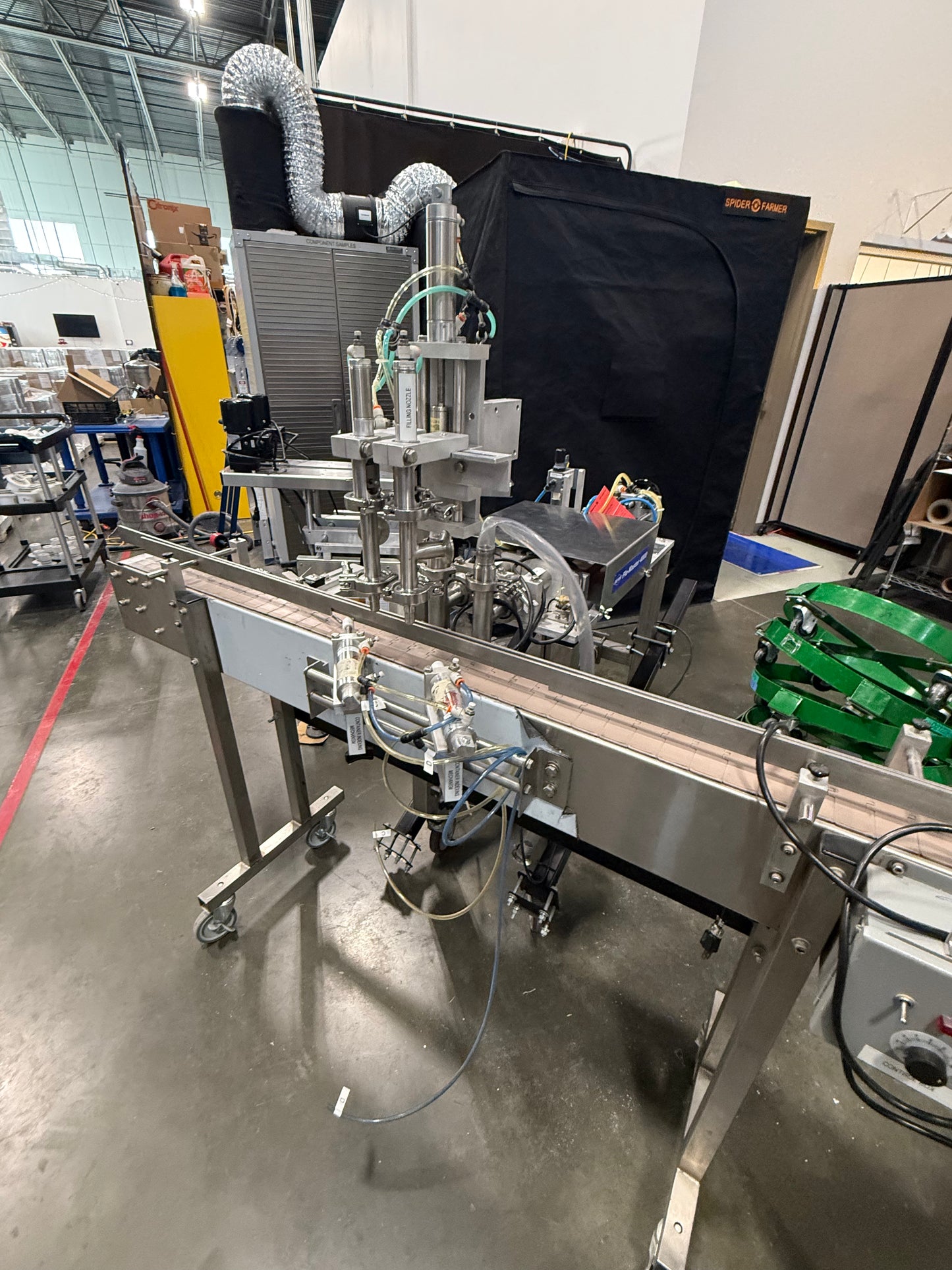 Geyer - Flo Master 4,000 - Dual Nozzle, Piston Filler with Diving Nozzles and Conveyor System.