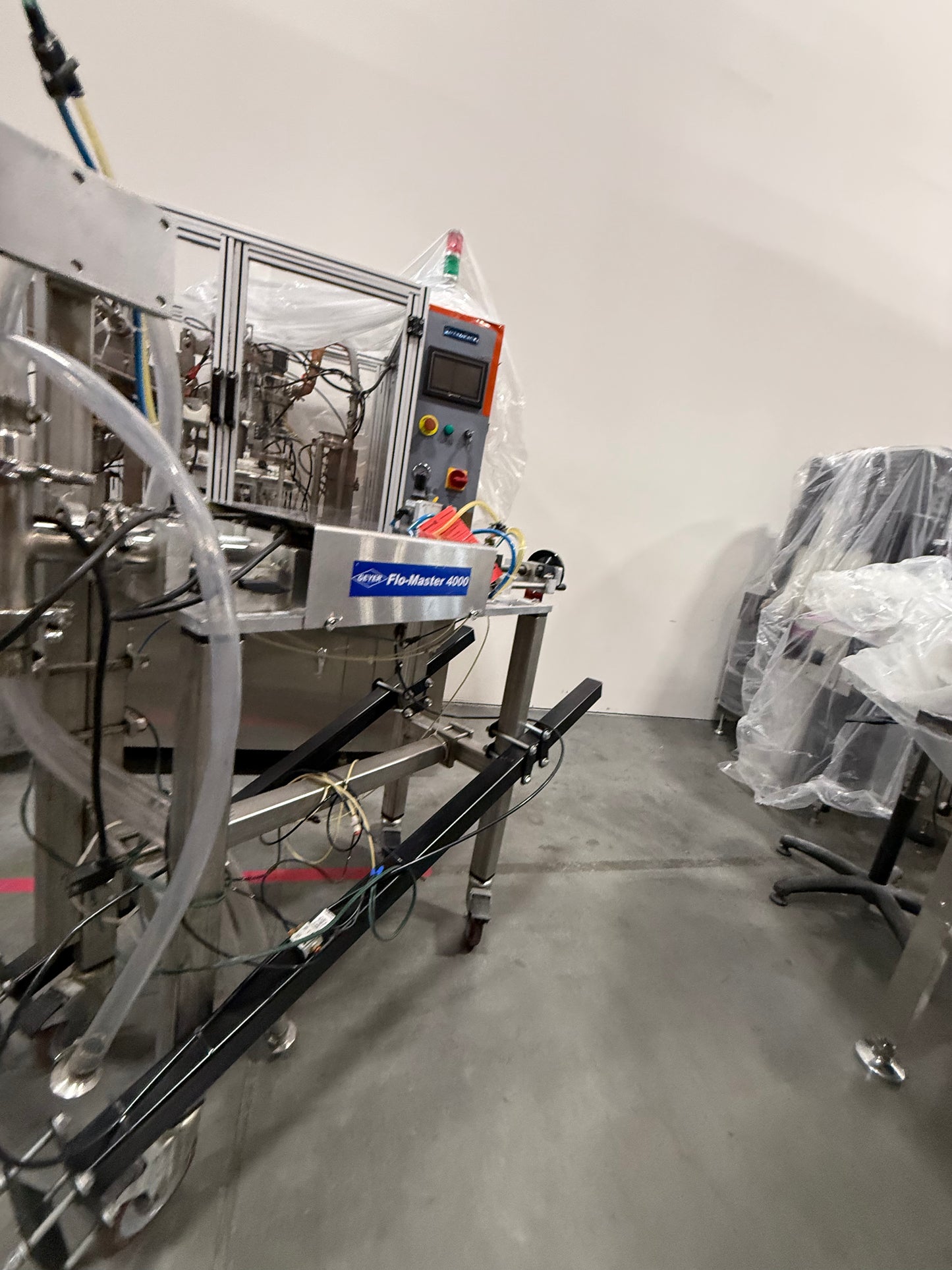 Geyer - Flo Master 4,000 - Dual Nozzle, Piston Filler with Diving Nozzles and Conveyor System.